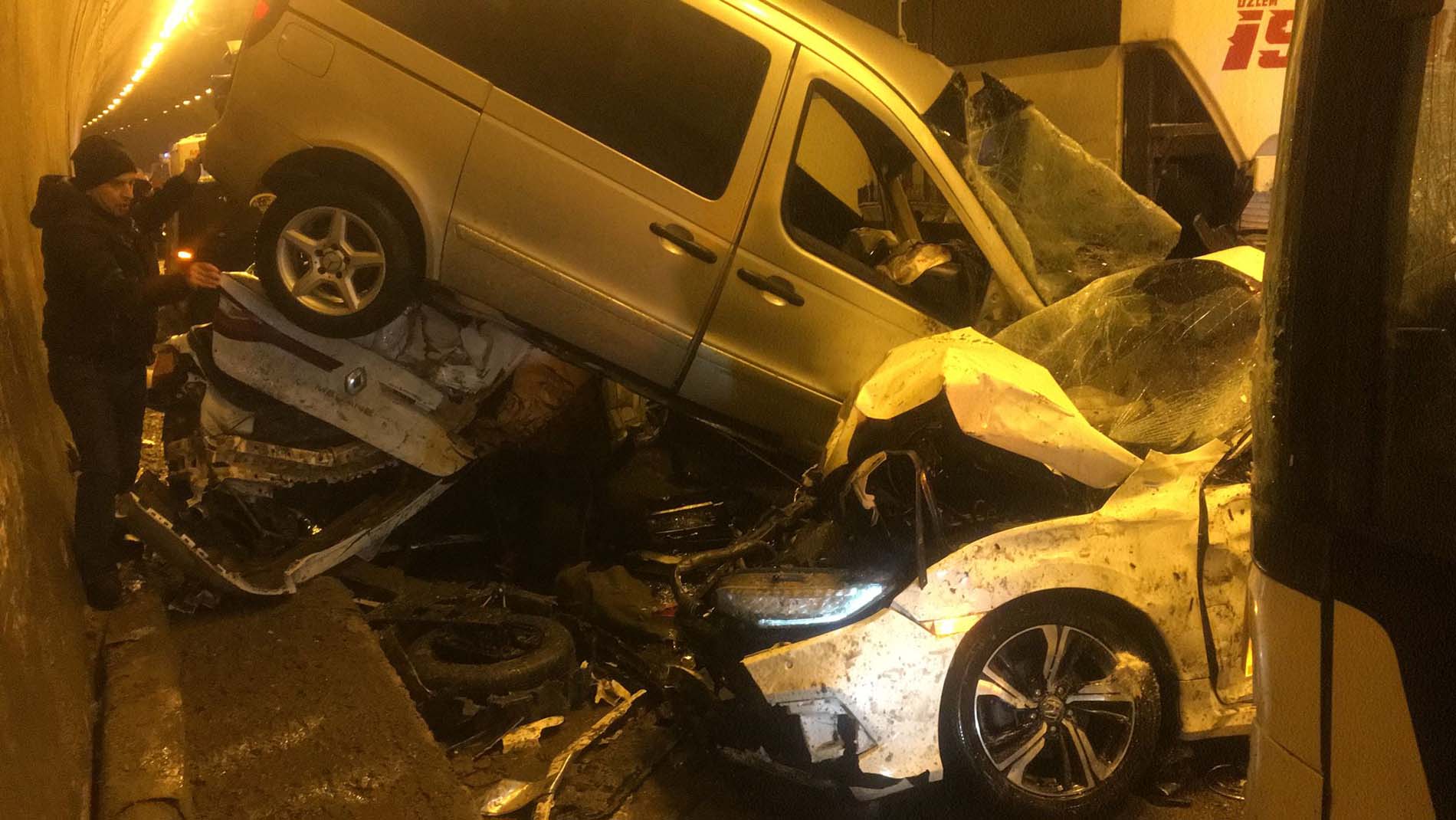 Son dakika | Bolu Dağı'nın İstanbul istikametinde zincirleme kaza: 18 araç karıştı, 30 civarında yaralı var! Kaza anının görüntüleri ortaya çıktı