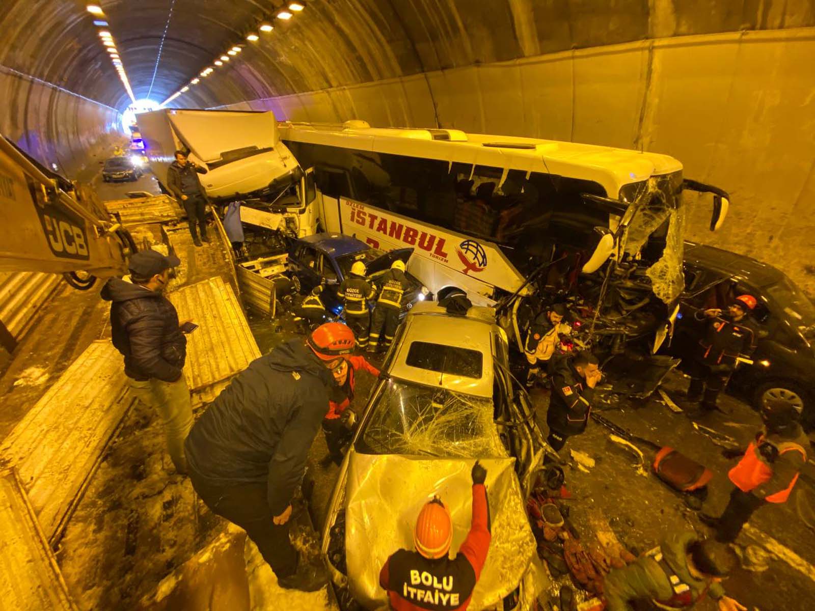 Son dakika | Bolu Dağı'nın İstanbul istikametinde zincirleme kaza: 18 araç karıştı, 30 civarında yaralı var! Kaza anının görüntüleri ortaya çıktı