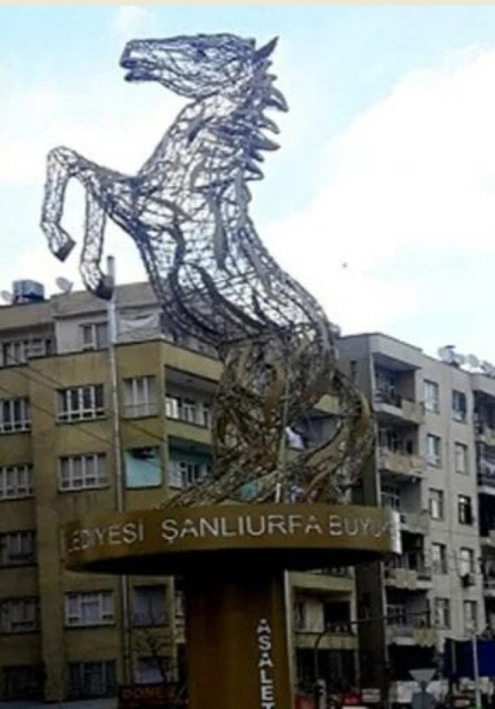 At mı, eşek mi belli değil! Şanlıurfa bir garip heykel, görenler şaştı kaldı!