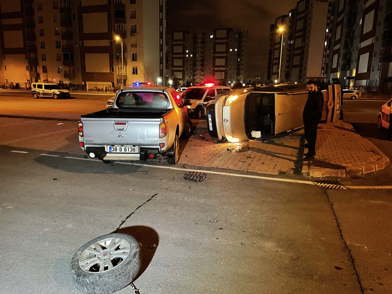 Kayseri'de polislerin dur ihtarına uymayan araç kaza yaptı! 2 şüpheli yakalandı 