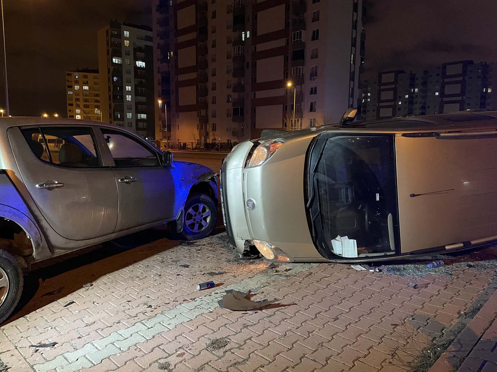 Kayseri'de polislerin dur ihtarına uymayan araç kaza yaptı! 2 şüpheli yakalandı 