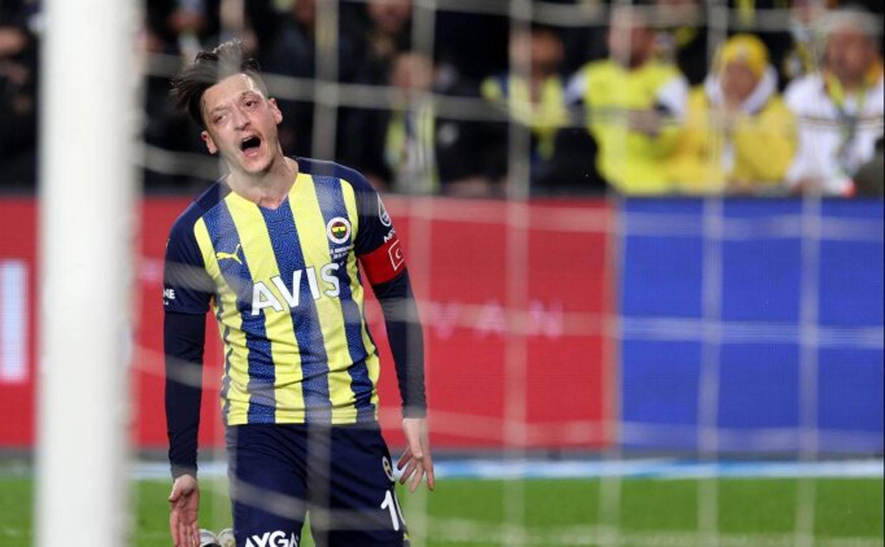Son dakika! Fenerbahçe'de deprem! Mesut Özil ve Ozan Tufan kadro dışı bırakıldı!