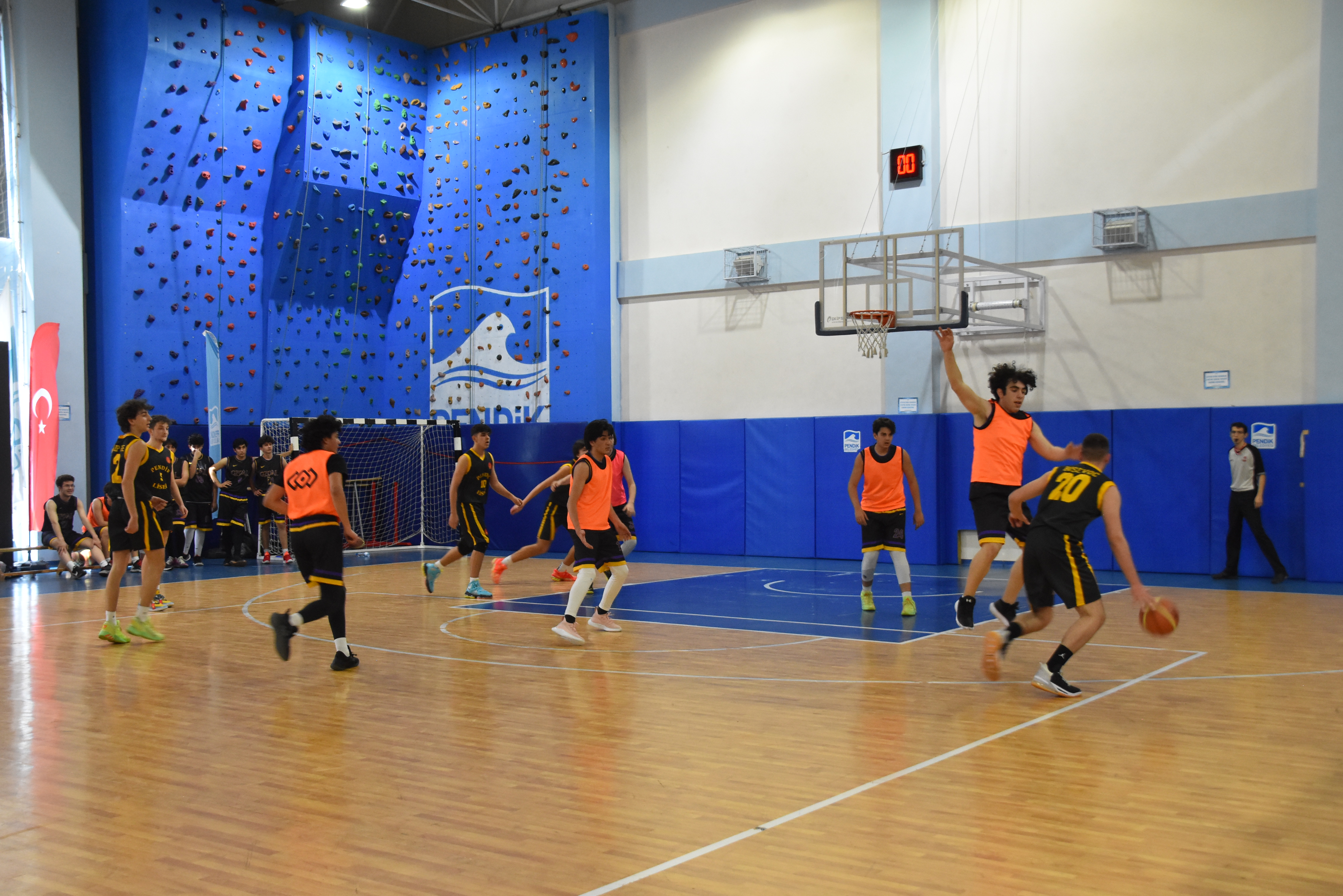 Basketbol turnuvalarında final maçları yapıldı! İlk dörde girenlere madalyaları verildi!