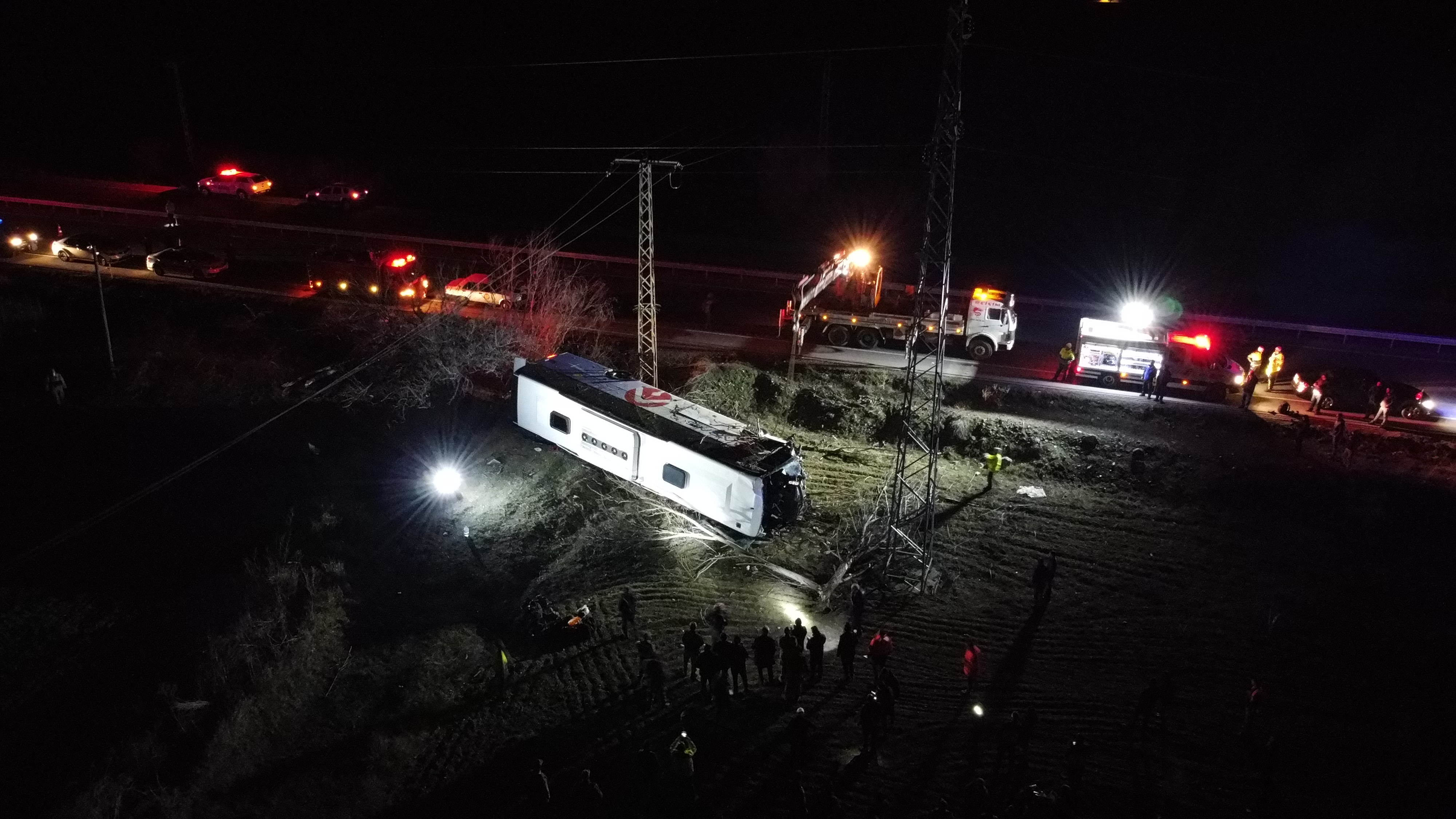 Son dakika! Erzincan’da can pazarı! Yolcu otobüsü şarampole yuvarlandı! 2 ölü, 8’i ağır 33 yaralı