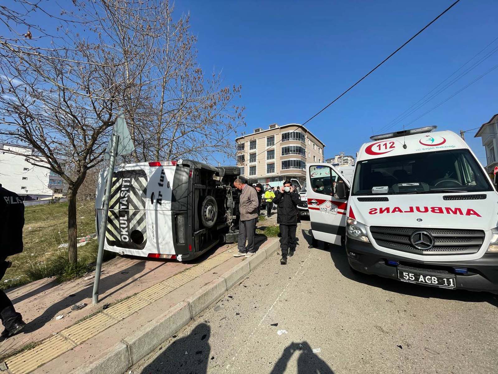Samsun İlkadım'da korkunç kaza! Öğrenci servisi, otomobille çarpışıp devrildi:10'ü öğrenci 15 yaralı 