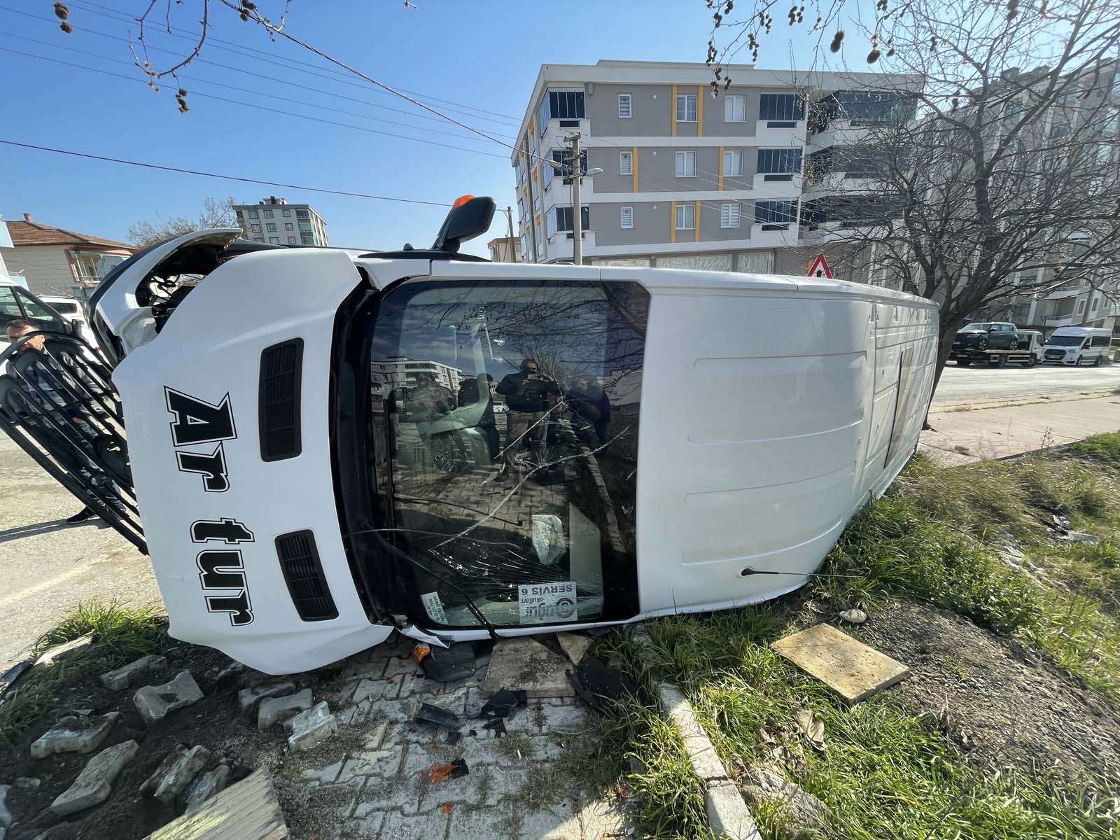Samsun İlkadım'da korkunç kaza! Öğrenci servisi, otomobille çarpışıp devrildi:10'ü öğrenci 15 yaralı 