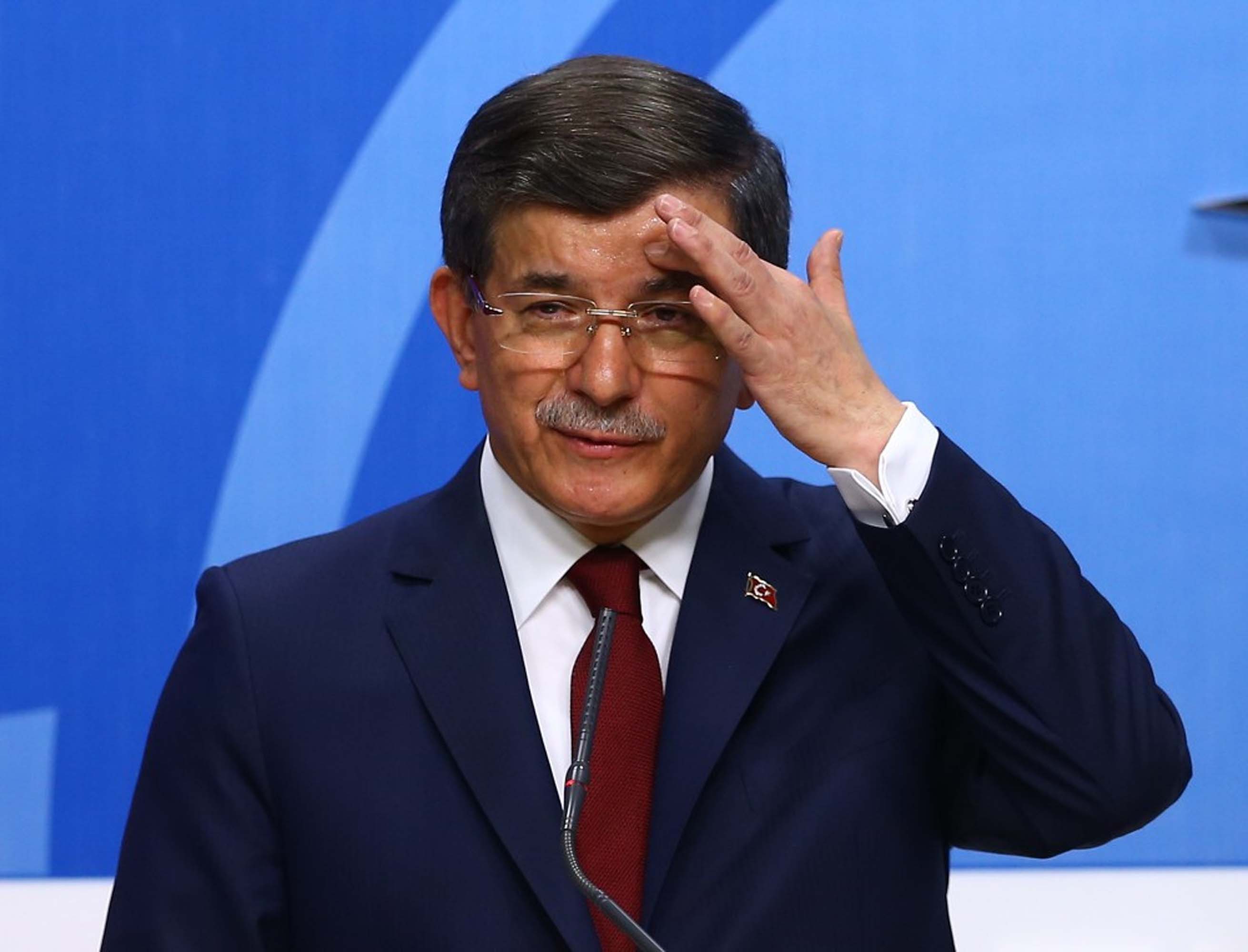 Bir selam versem Anadolu ayağa kalkar diyen Ahmet Davutoğlu'nu, Adana'da kovulmaktan beter ettiler! Sen vatan hainisin!