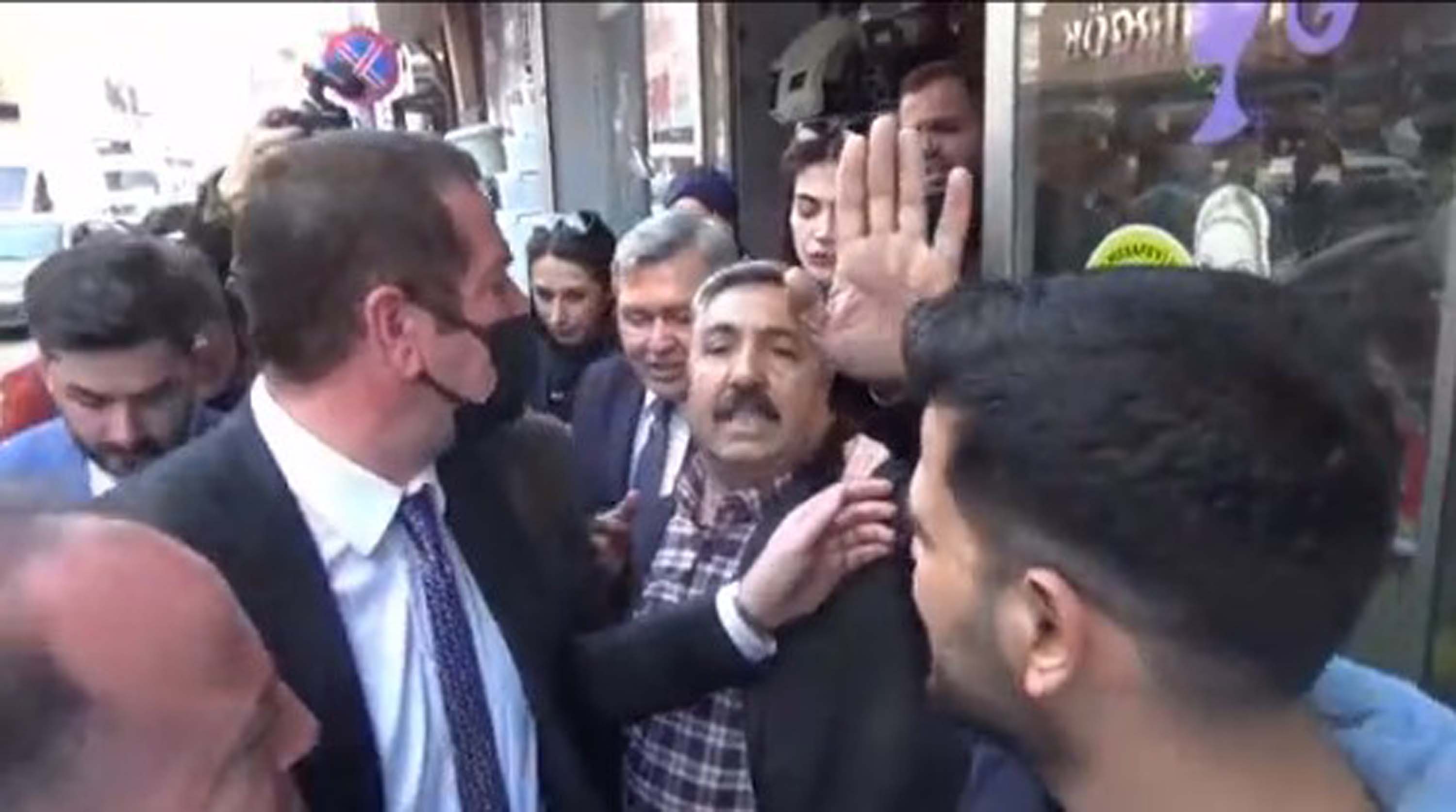 Bir selam versem Anadolu ayağa kalkar diyen Ahmet Davutoğlu'nu, Adana'da kovulmaktan beter ettiler! Sen vatan hainisin!