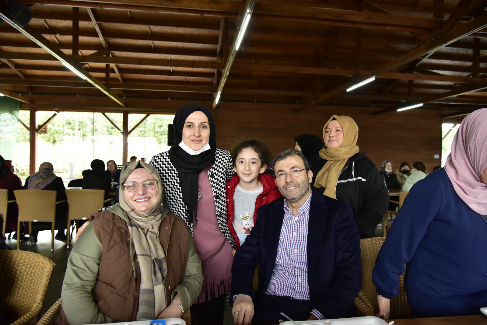 Pendik Belediye Başkanı Ahmet Cin eşi Mehtap Cin ile Gençlik Kampı’nda