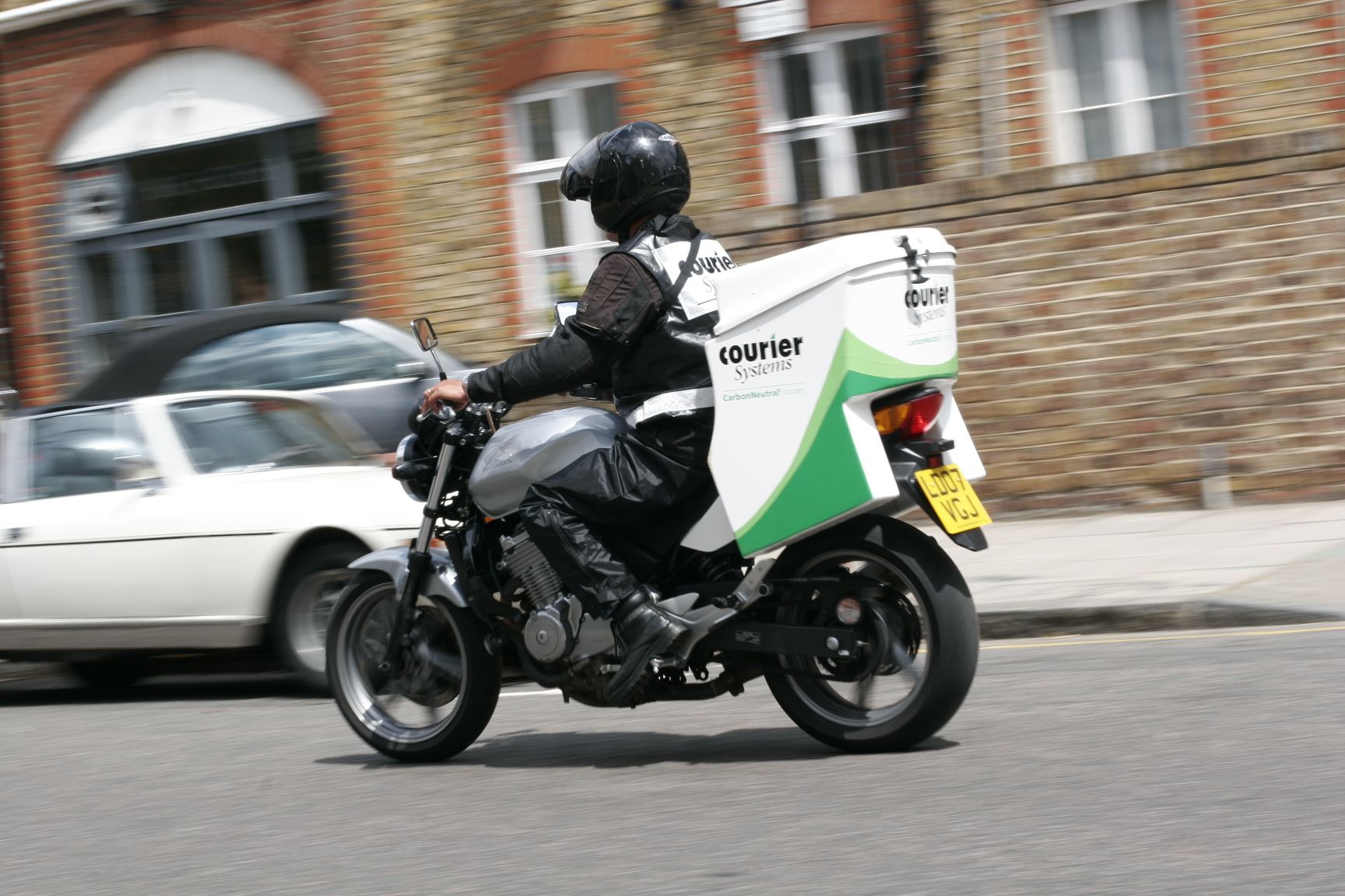 İstanbul Üsküdar'da motokuryeye silahlı saldırı! Tartışmanın sonu kanlı bitti! Silahlı saldırganın görüntüleri kameraya yansıdı