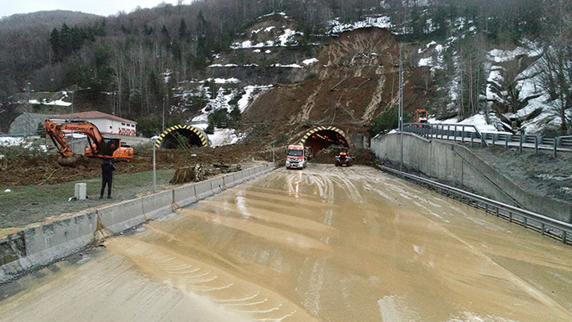 Son dakika | Bolu Dağı Tüneli'ndeki heyelan sonucu kapanan yolda son durum! Vali Ahmet Ümit'ten beklenen açıklama!