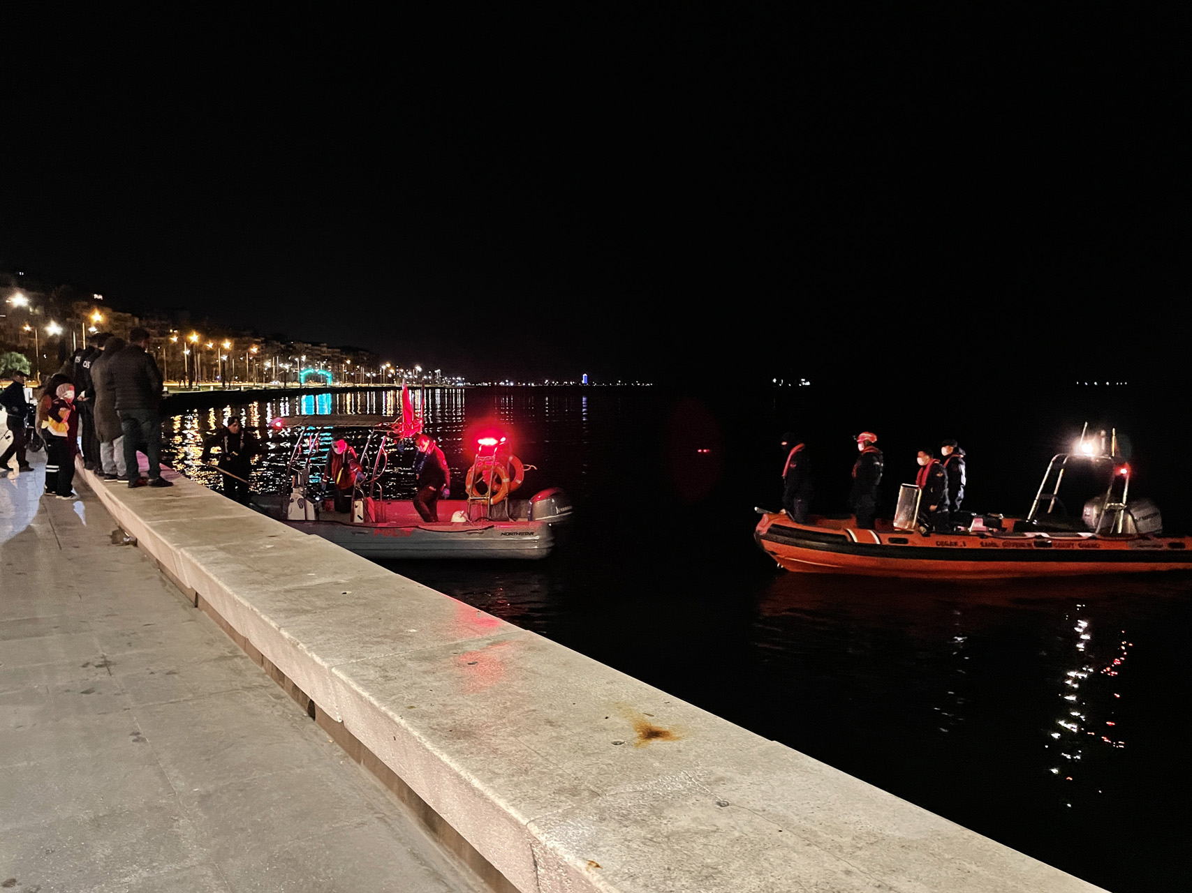 İzmir'de denizden erkek cesedi çıktı! Gören hemen ekipleri aradı! Soruşturma sürüyor