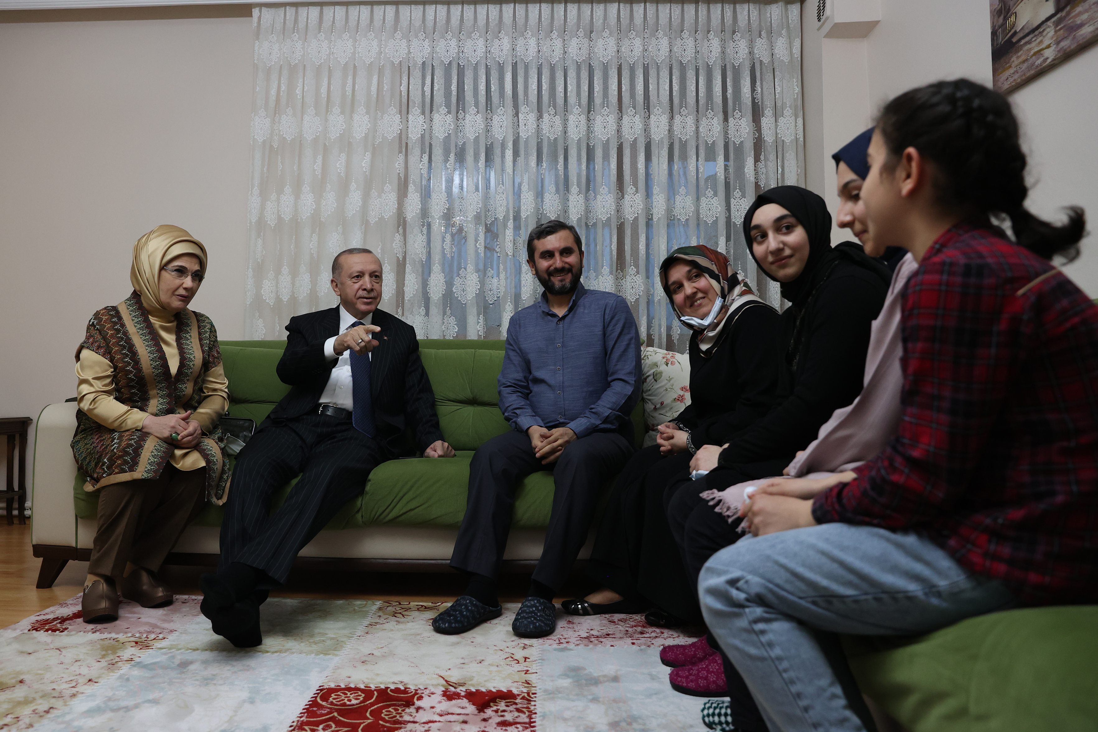 Cumhurbaşkanı Erdoğan ve eşi Emine Erdoğan iftarı İstanbul'da bir ailenin evinde açtı! O anlar iç ısıttı!