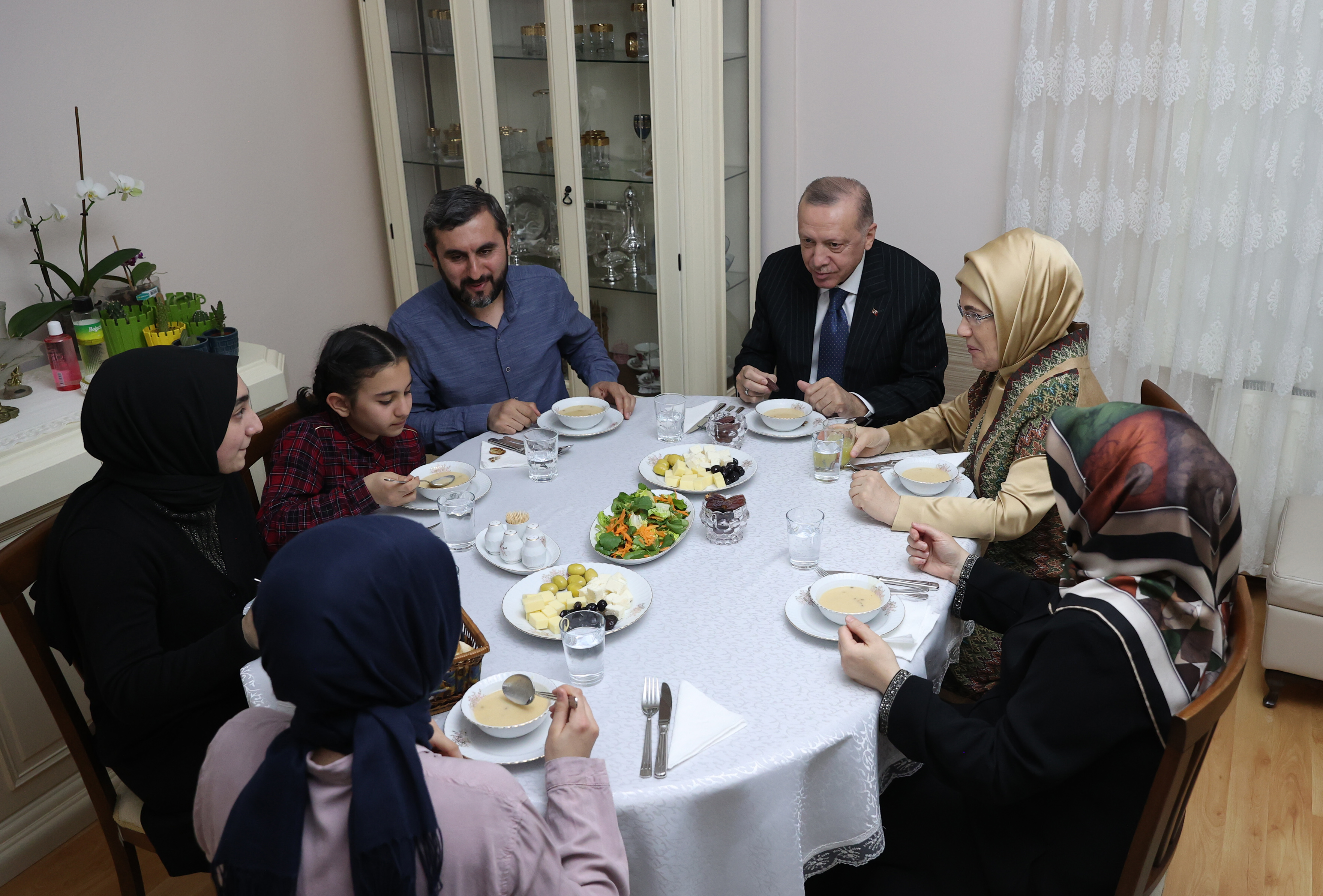 Cumhurbaşkanı Erdoğan ve eşi Emine Erdoğan iftarı İstanbul'da bir ailenin evinde açtı! O anlar iç ısıttı!