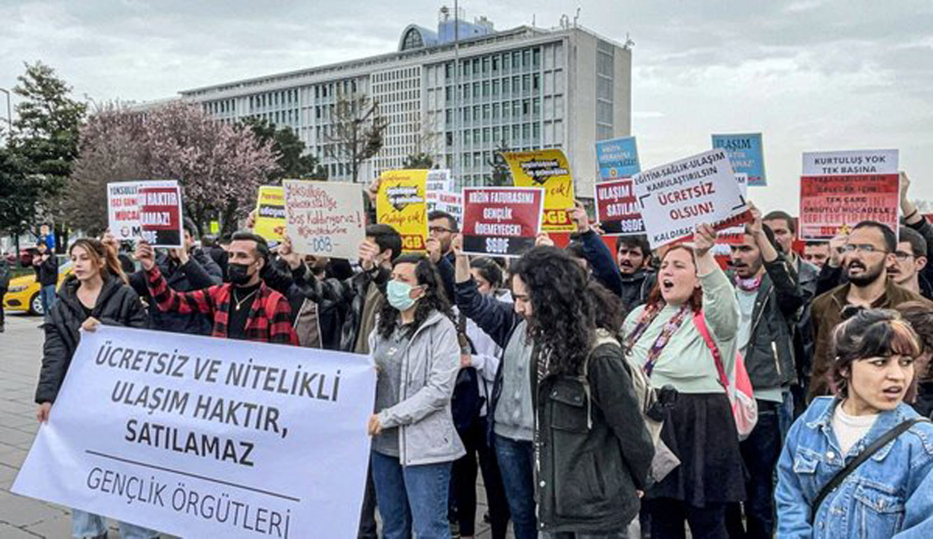 İstanbul’da İBB önünde zam protestosu! Ulaşıma gelen zam İstanbulluyu çileden çıkardı