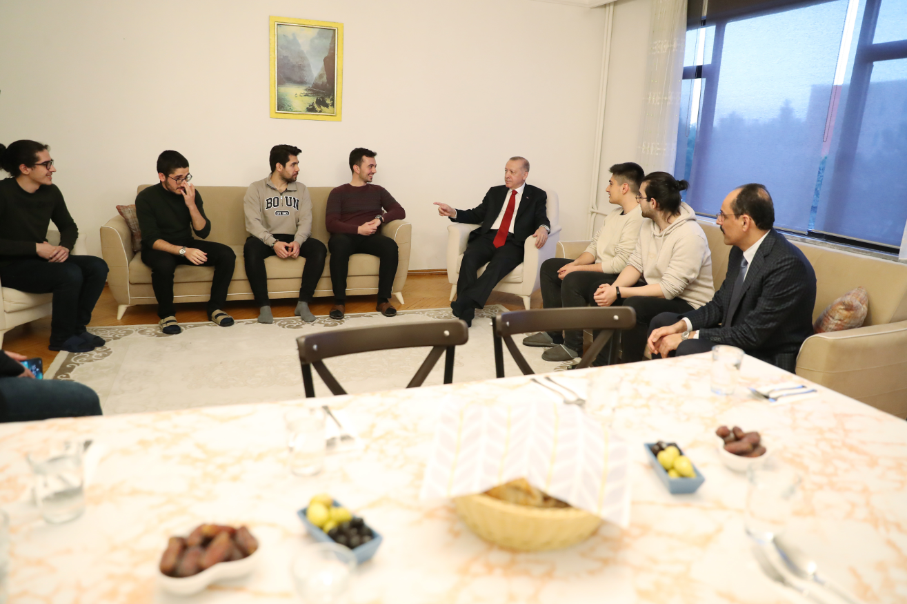 Cumhurbaşkanı Erdoğan, öğrenci evinde iftar açtı! İç ısıtan kareler yüz gülümsetti!