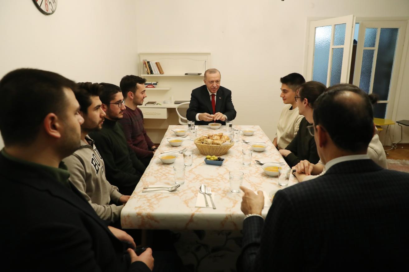 Cumhurbaşkanı Erdoğan, öğrenci evinde iftar açtı! İç ısıtan kareler yüz gülümsetti!
