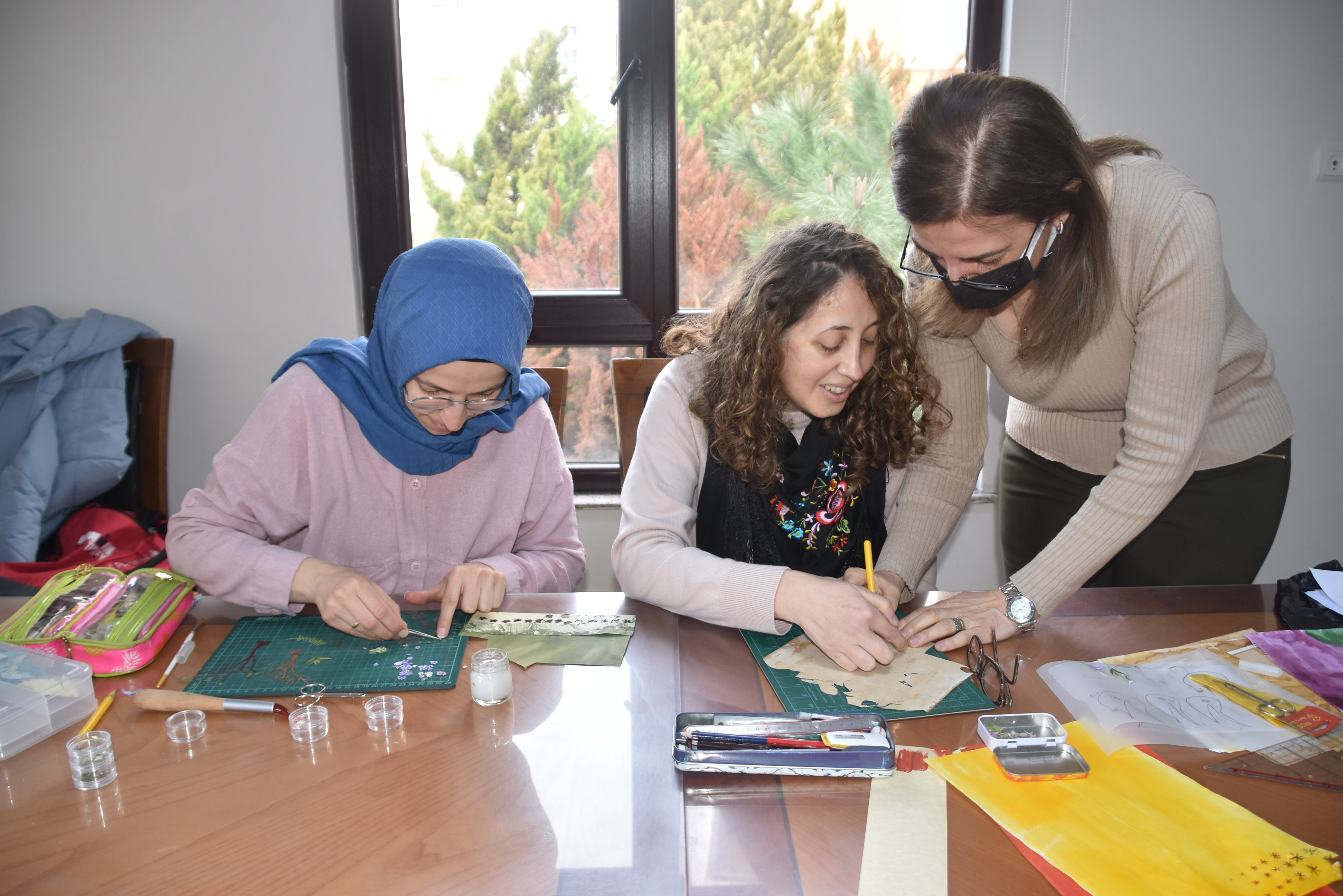 Pendik Belediyesi kursiyerleri dereceye girdiler: Havva Tümer ve Ayşe Elif Kızıltan’ın eserlerini sundu