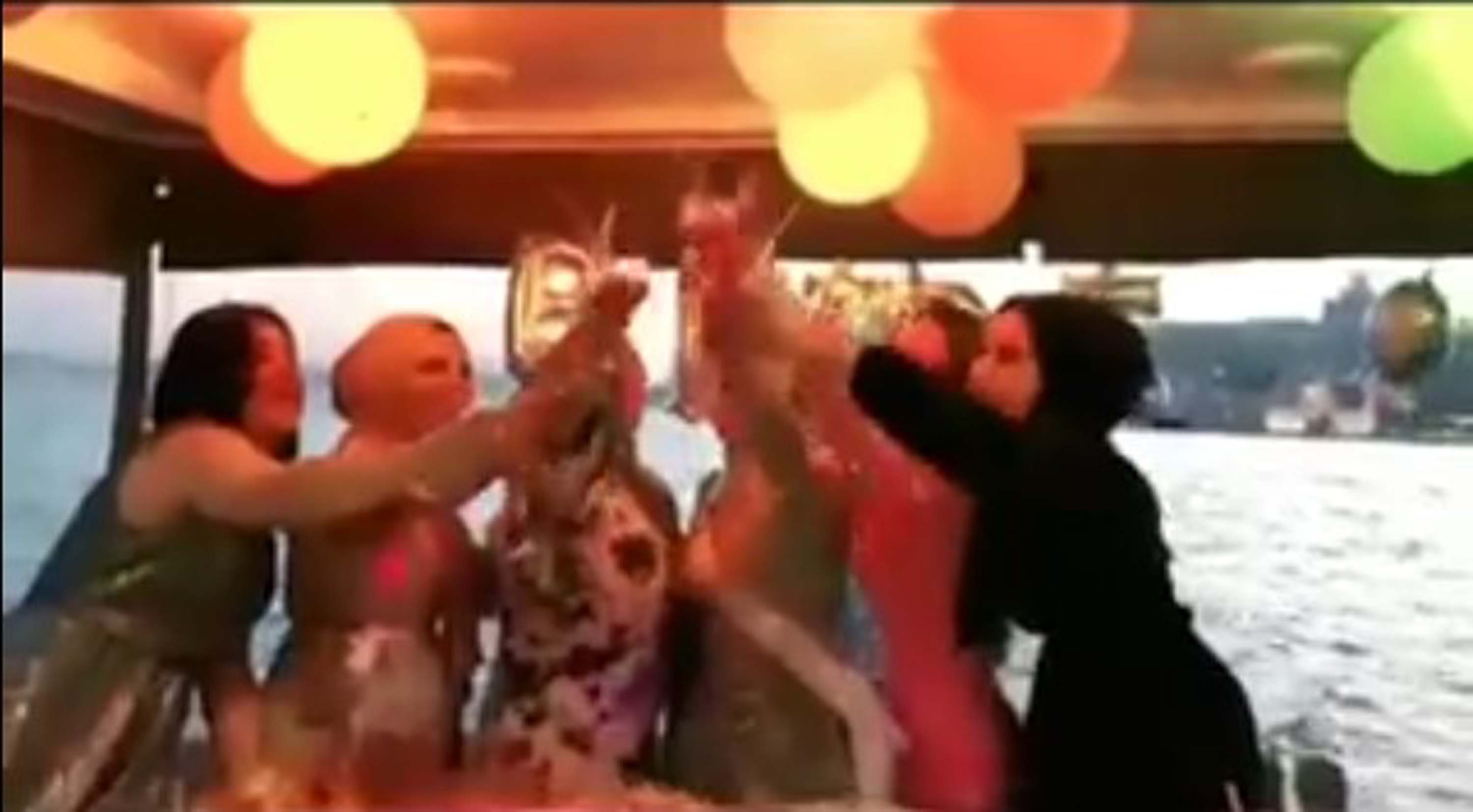 Müslümanları çileden çıkaracak parti! Tesettürlü kızların şampanya patlatması sosyal medyanın gündemine oturdu!