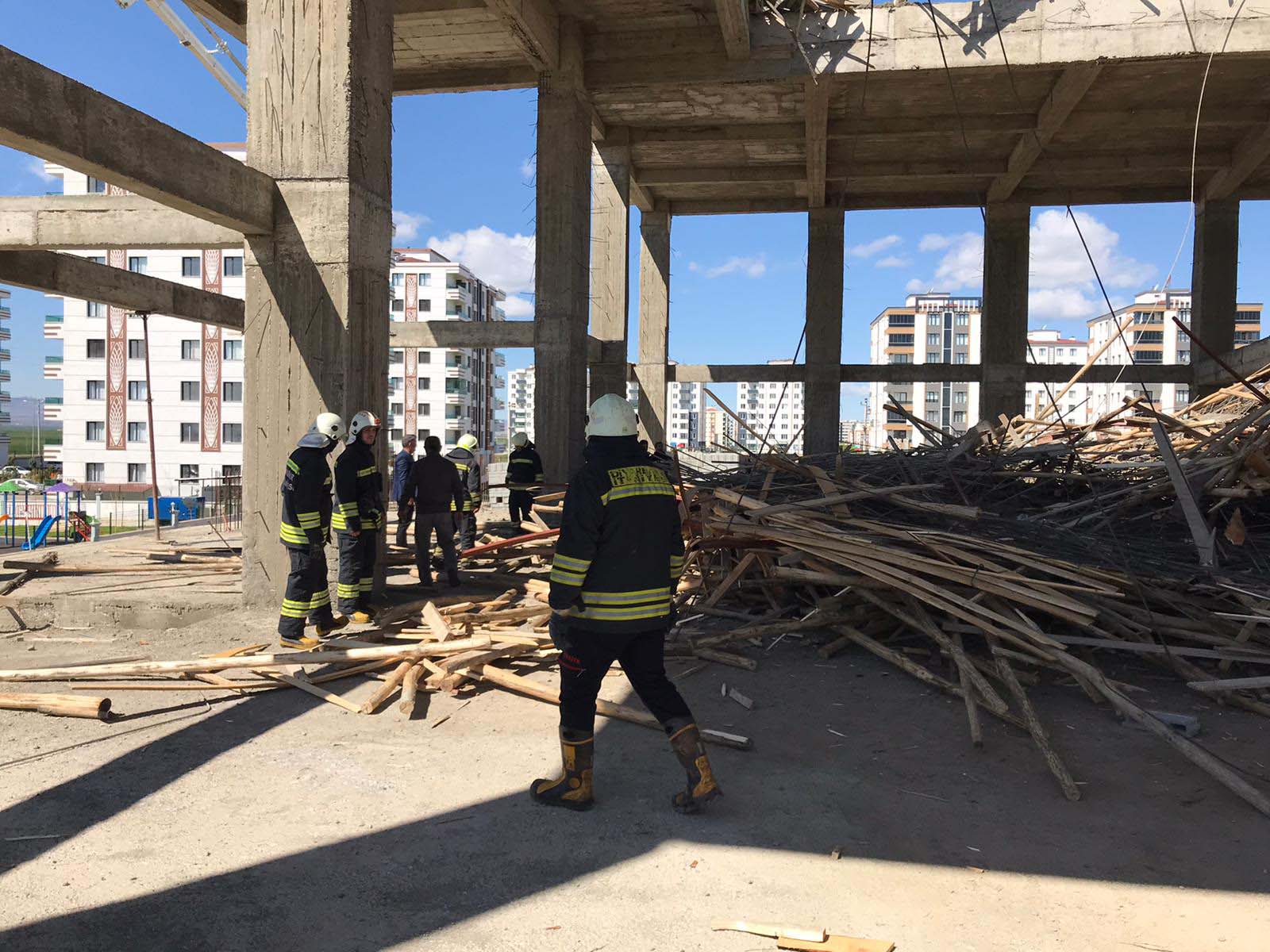 Diyarbakır'da can pazarı! İskele çöktü: 6 işçi enkaz altında kaldı 