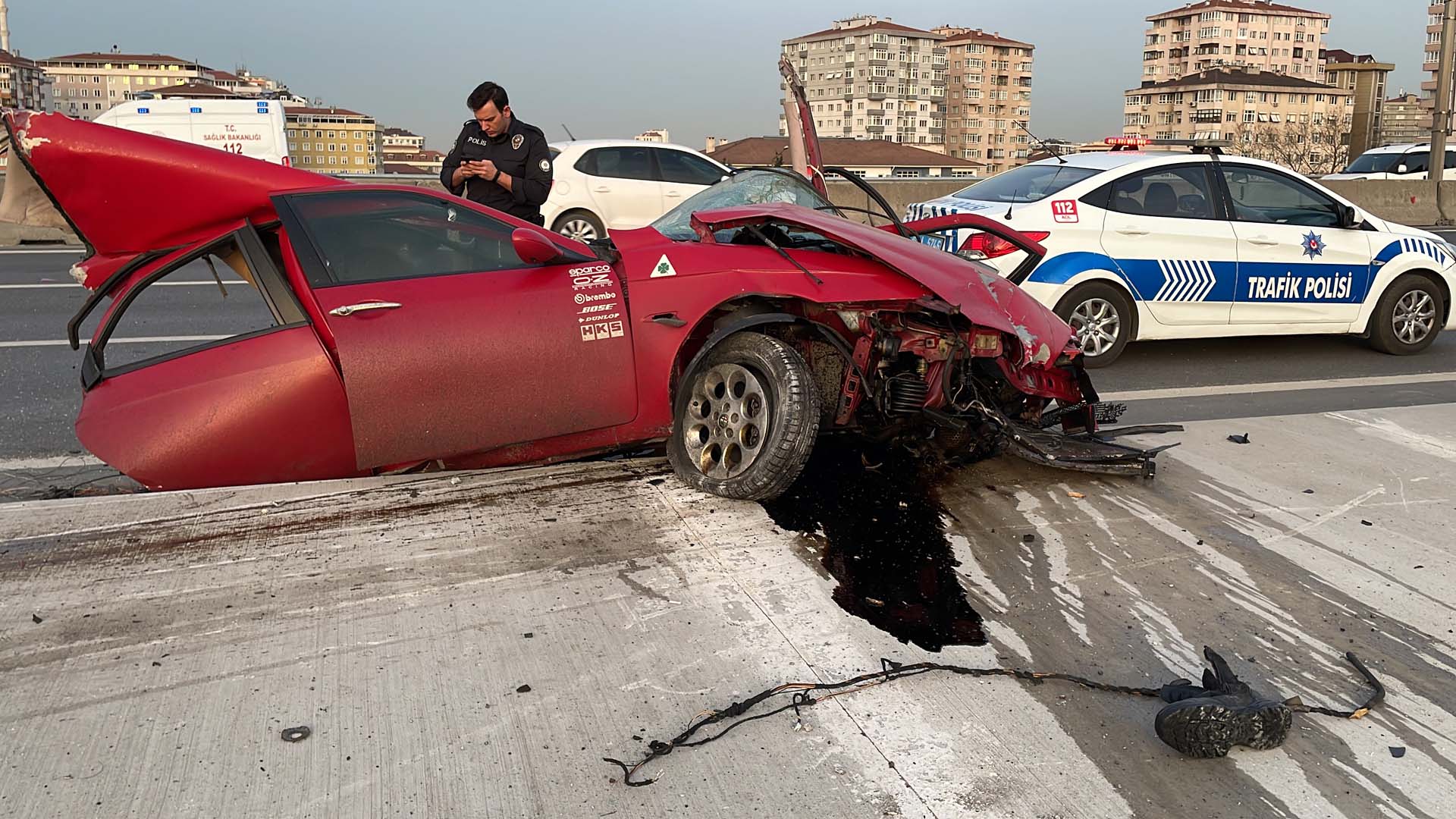 İstanbul Maltepe'de korkunç kaza! Reklam panosuna çarpan araç ikiye bölündü, sürücü ağır yaralandı 