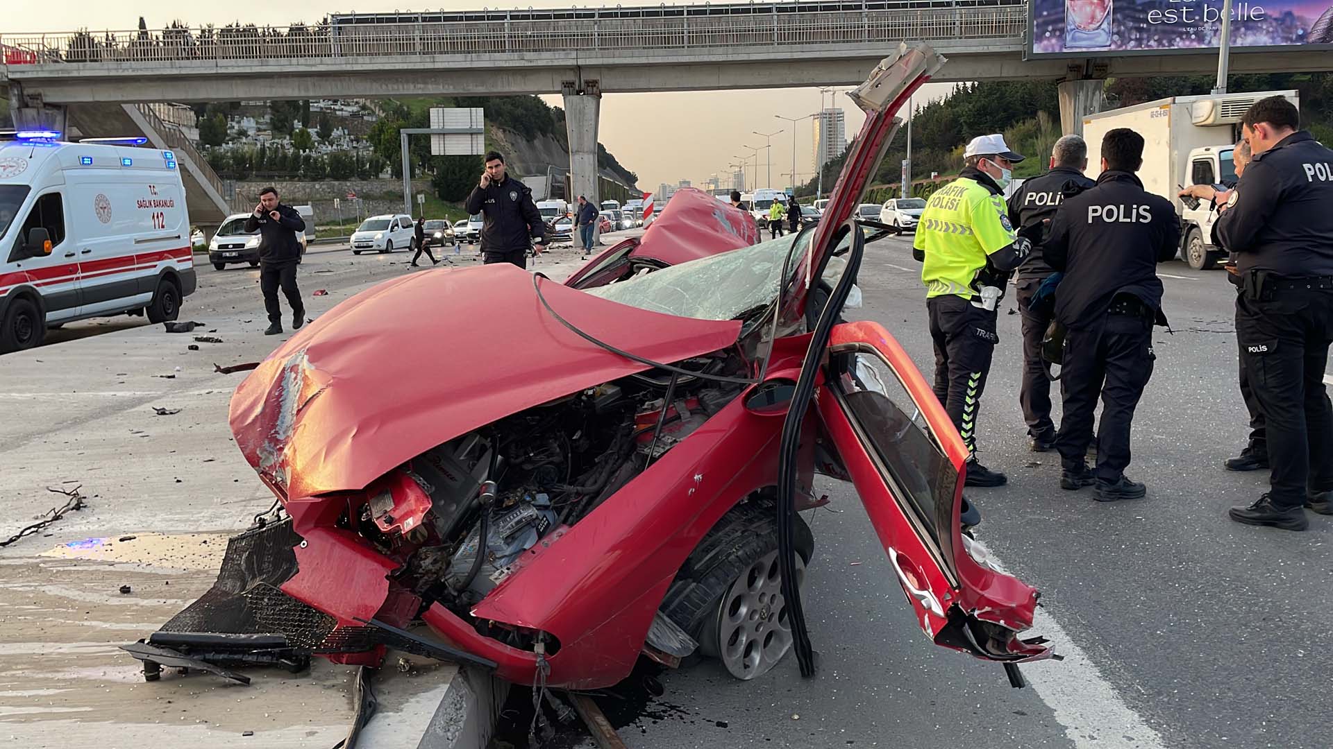 İstanbul Maltepe'de korkunç kaza! Reklam panosuna çarpan araç ikiye bölündü, sürücü ağır yaralandı 