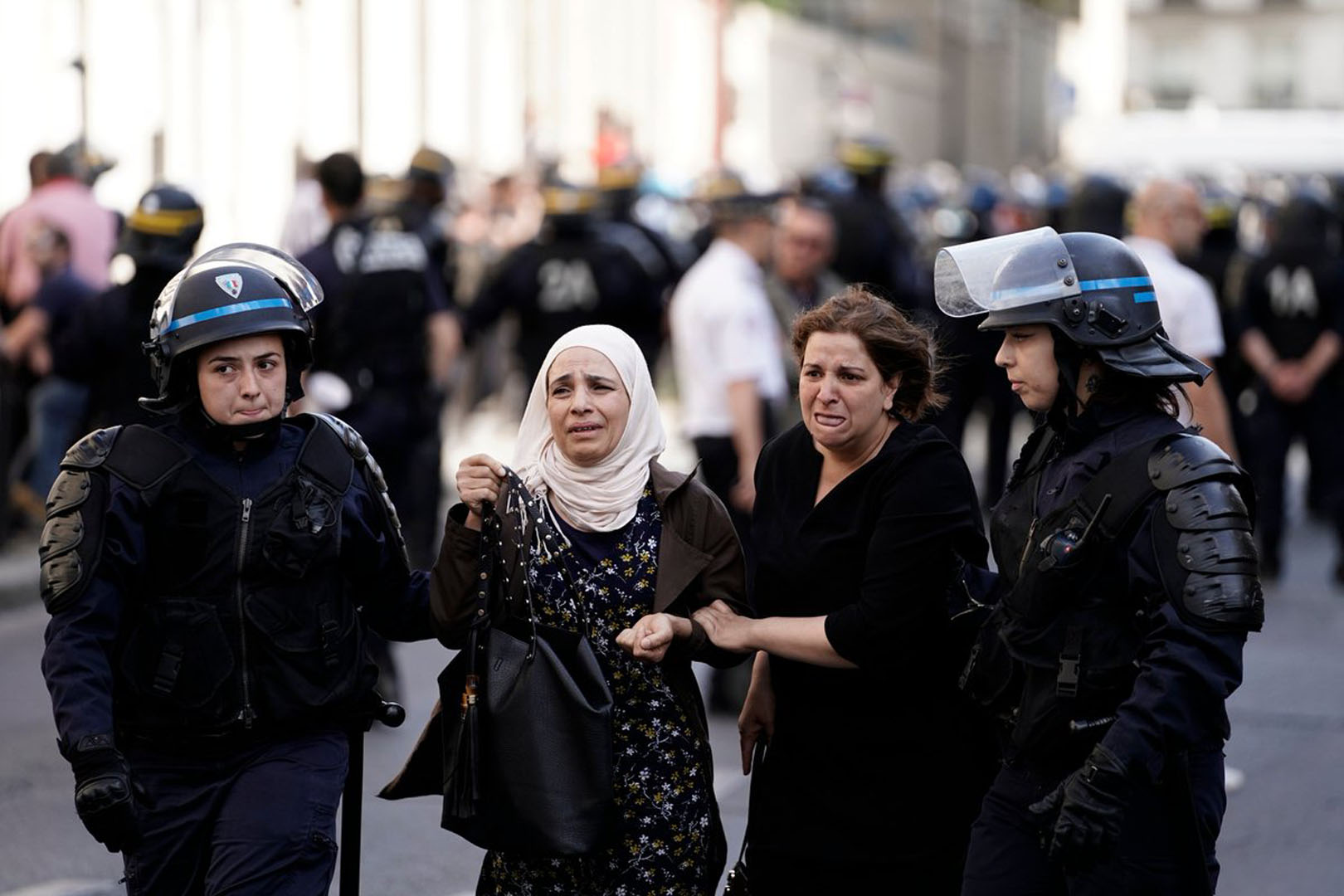 Fransa’da İslam karşıtlığı bitmek bilmiyor! Fransız polisi başörtülü iki kadını yumrukladı!