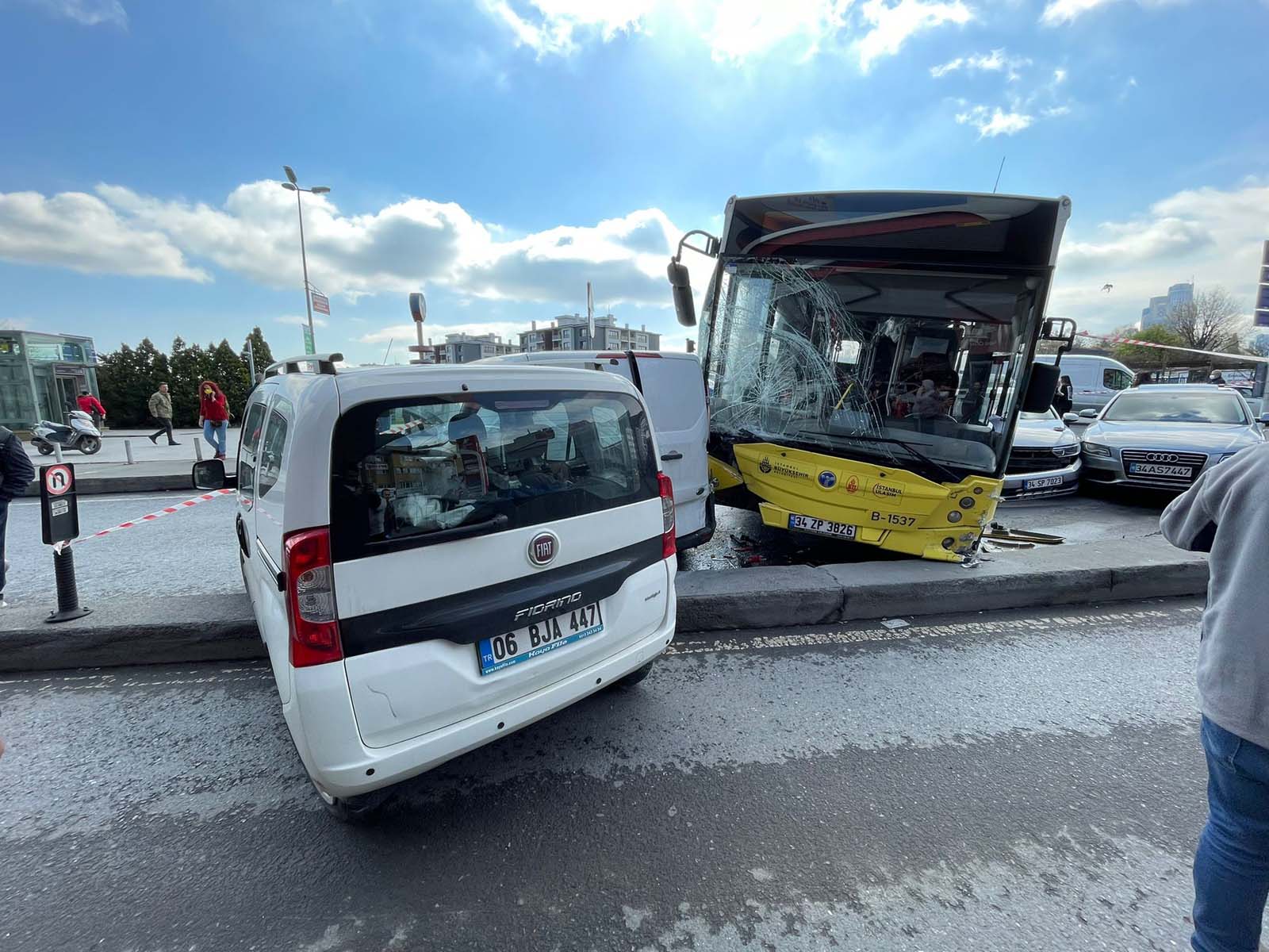 İstanbul Kağıthane'de zincirleme kaza! Sürücüsünün rahatsızlandığı İETT otobüsü 6 araca çarptı 