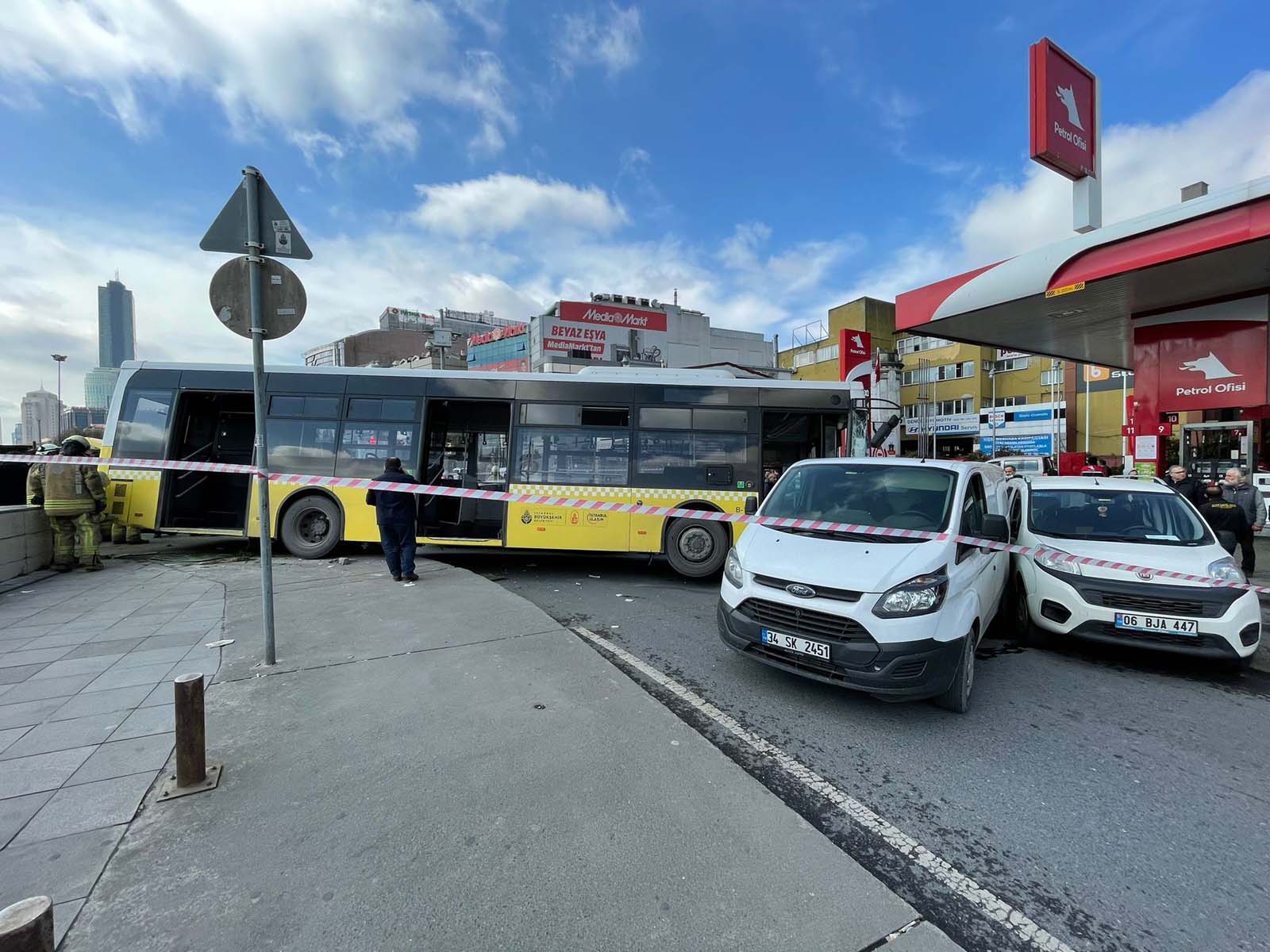 İstanbul Kağıthane'de zincirleme kaza! Sürücüsünün rahatsızlandığı İETT otobüsü 6 araca çarptı 