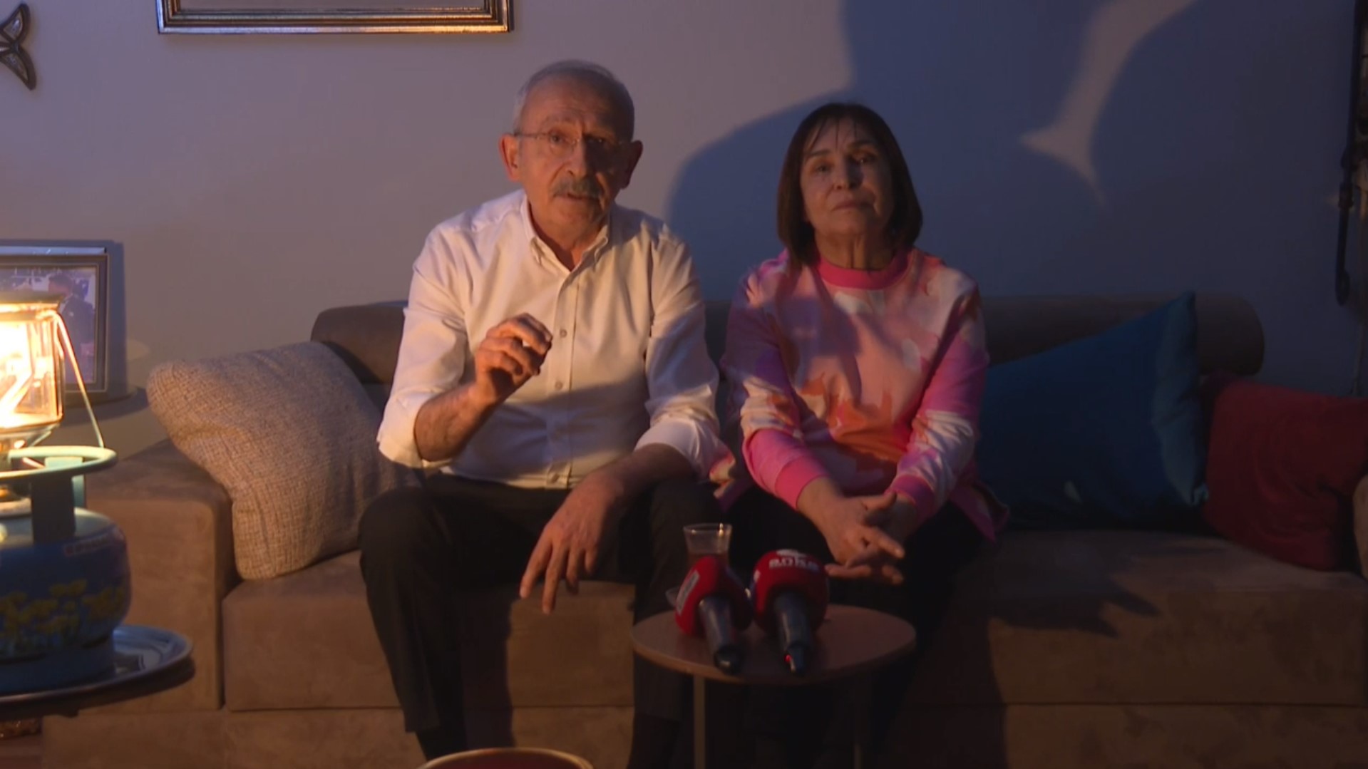 Kemal Kılıçdaroğlu'nun mum ışıklı yayınında karısı Selvi Kılıçdaroğlu, konuştuklarından daha çok dikkat çekti! Tavırları sosyal medyanın gündemine oturdu!