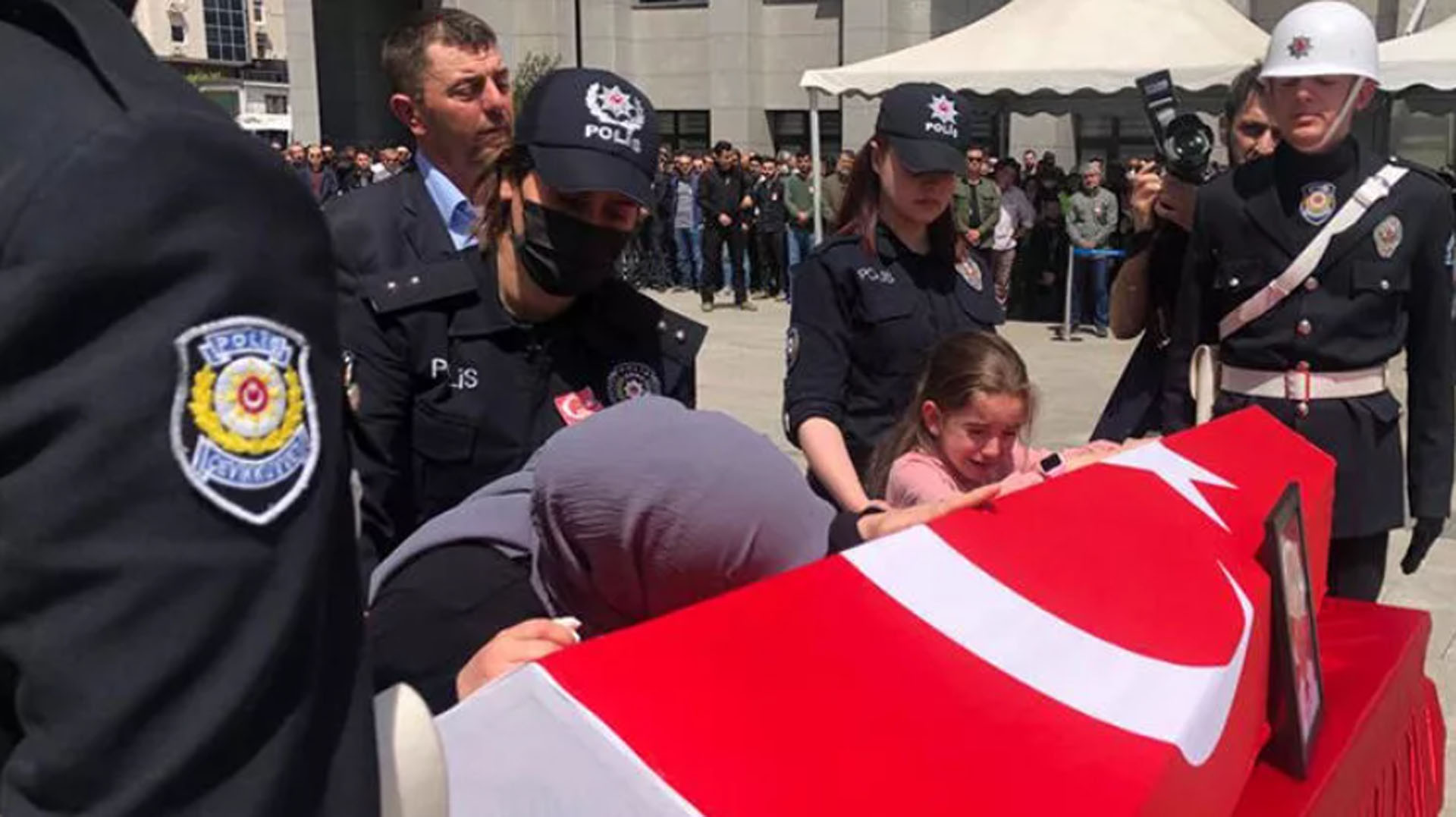 Polis memuru Zafer Mat’a acı veda! Şehidin cenazesinde gözyaşları sel oldu