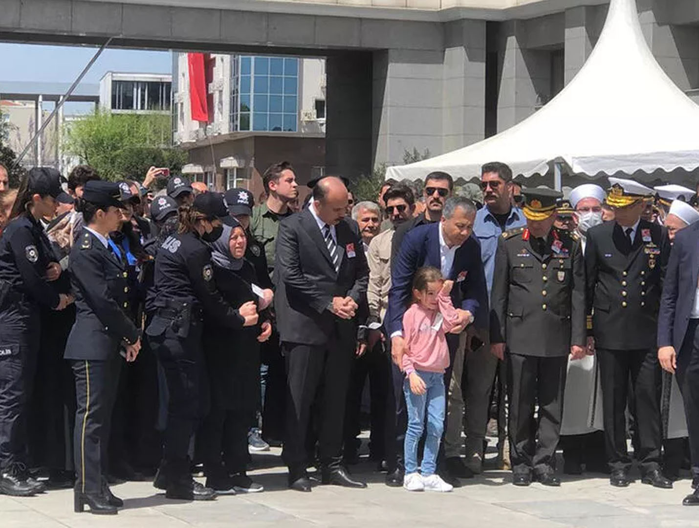 Polis memuru Zafer Mat’a acı veda! Şehidin cenazesinde gözyaşları sel oldu