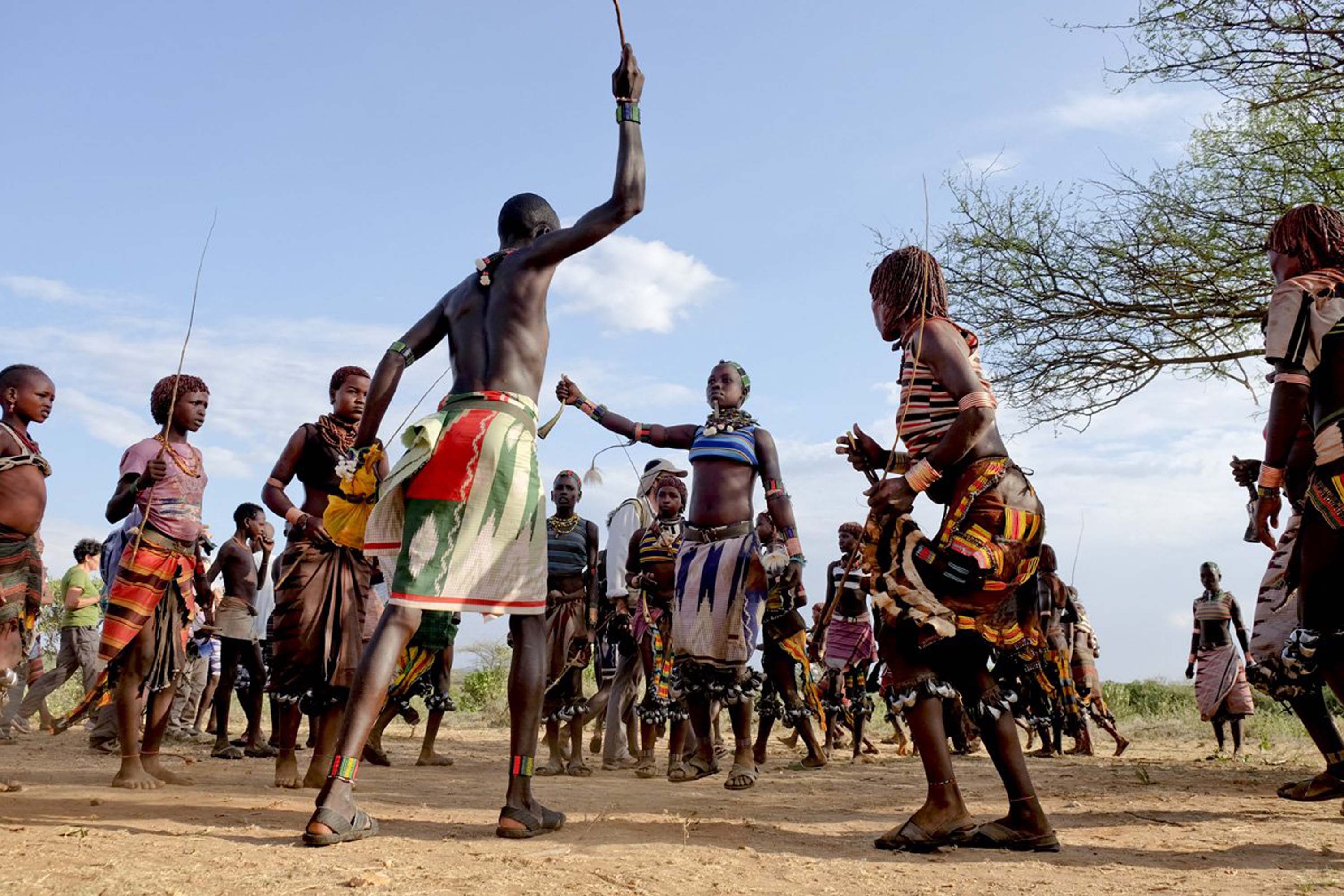 Bu kabilede kadınlar kırbaçlanmak için sıraya giriyor! Etiyopya'da Erkek olma kutlaması ağızlarınızı açık bırakacak!