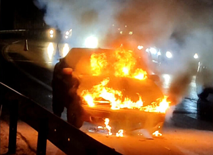 İstanbul Küçükçekmece'de korkutan anlar! İçinde 3 bebeğin olduğu araç alev alev yandı!