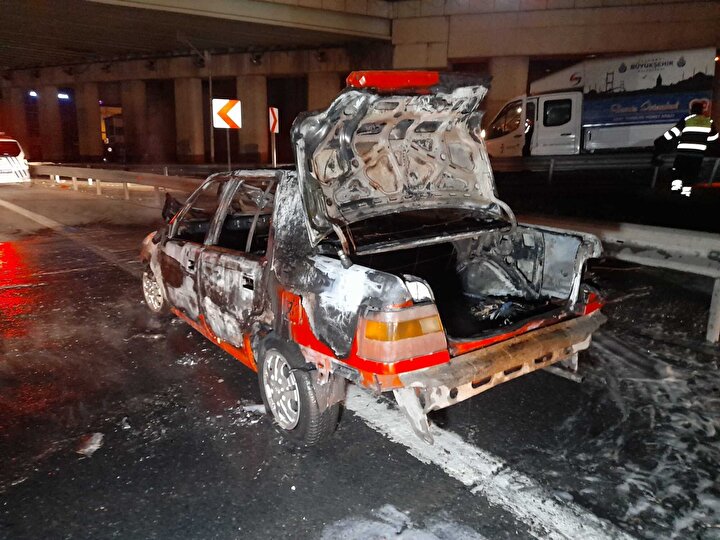 İstanbul Küçükçekmece'de korkutan anlar! İçinde 3 bebeğin olduğu araç alev alev yandı!