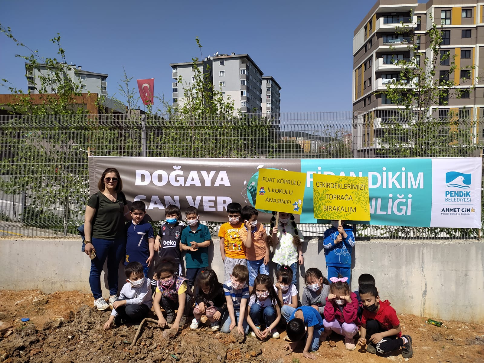 Pendik Belediyesi fidan dikim etkinliğini başlattı! Çevreci öğrenciler fidanları toprakla buluşturdu