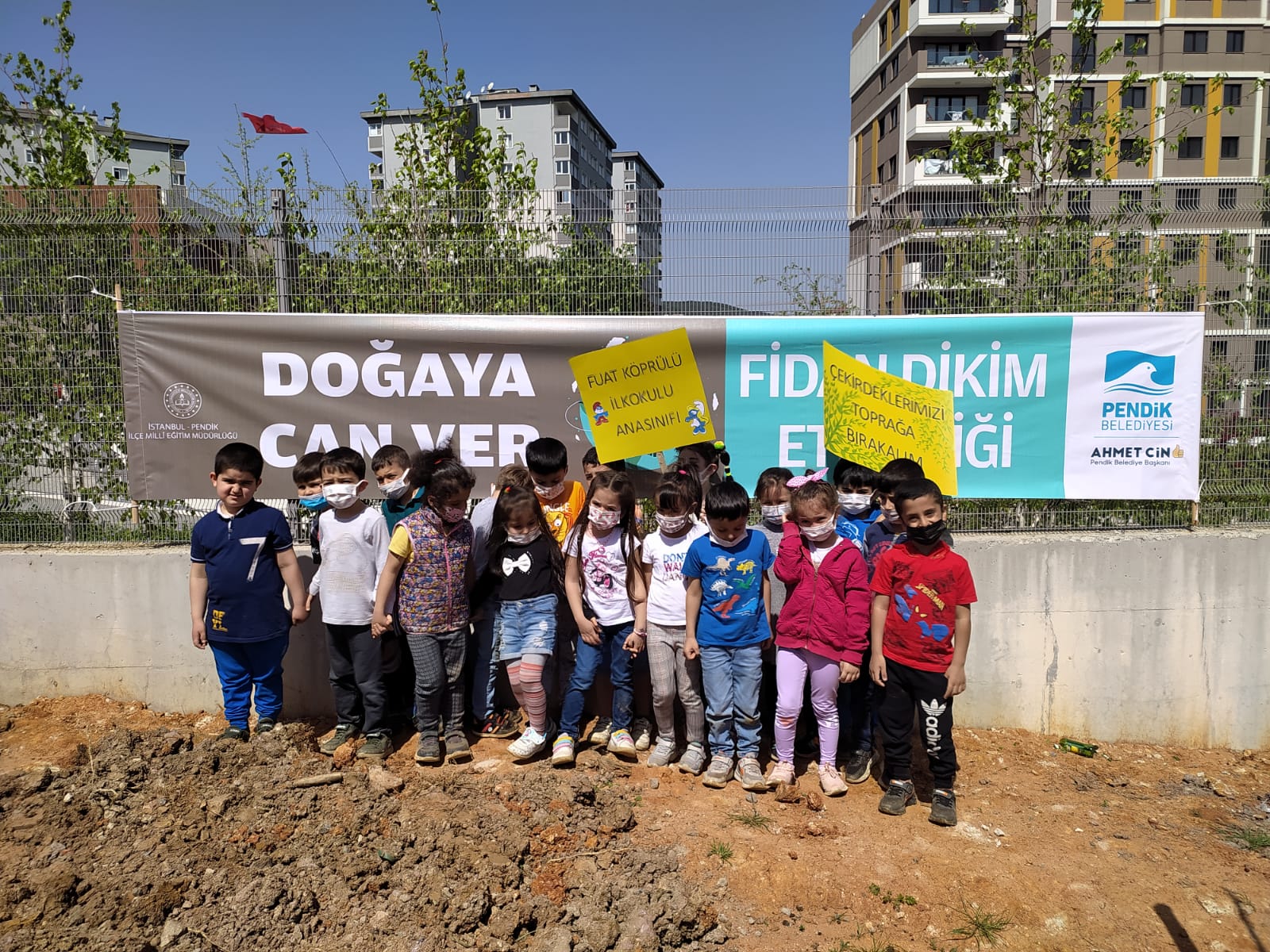 Pendik Belediyesi fidan dikim etkinliğini başlattı! Çevreci öğrenciler fidanları toprakla buluşturdu