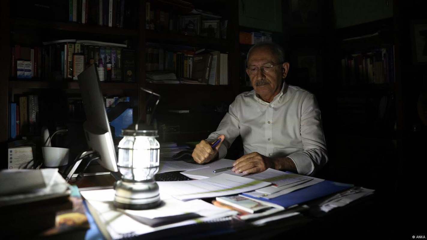 Kılıçdaroğlu'nun karanlıkla şovu son buldu! İnadı bıraktı, aydınlığa kavuştu! Üç aylık elektrik faturasını ödedi!