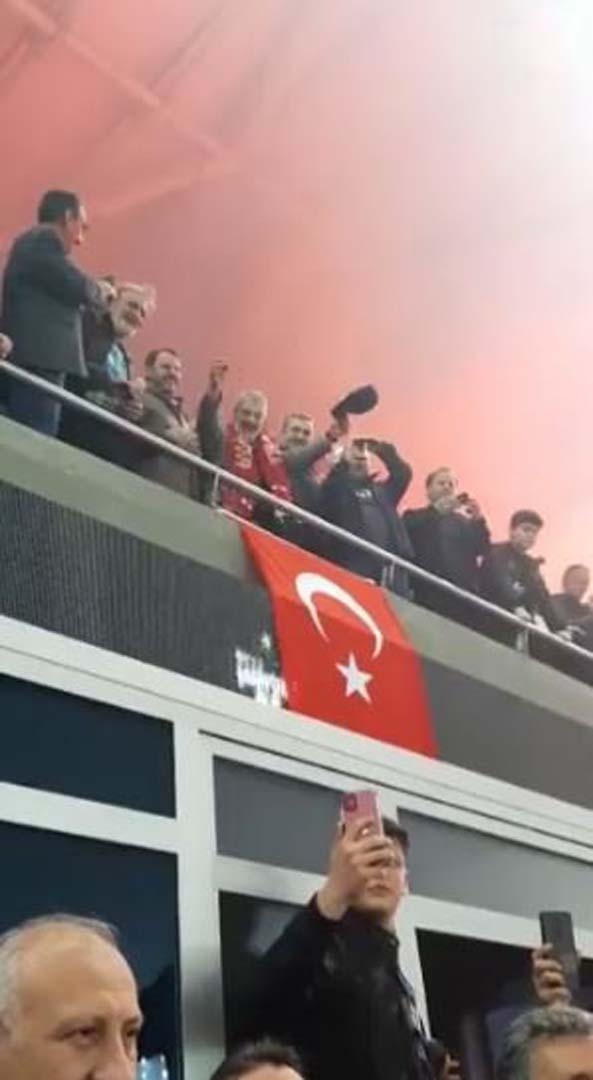 Berat Albayrak ve babasından samimi görüntüler! Trabzonspor'un şampiyonluğunu böyle kutladılar!