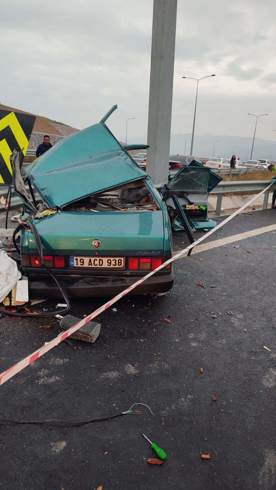 İzmir Menemen'de feci kaza! Otomobil bariyerlere çarptı: 2 ölü, 3 yaralı 