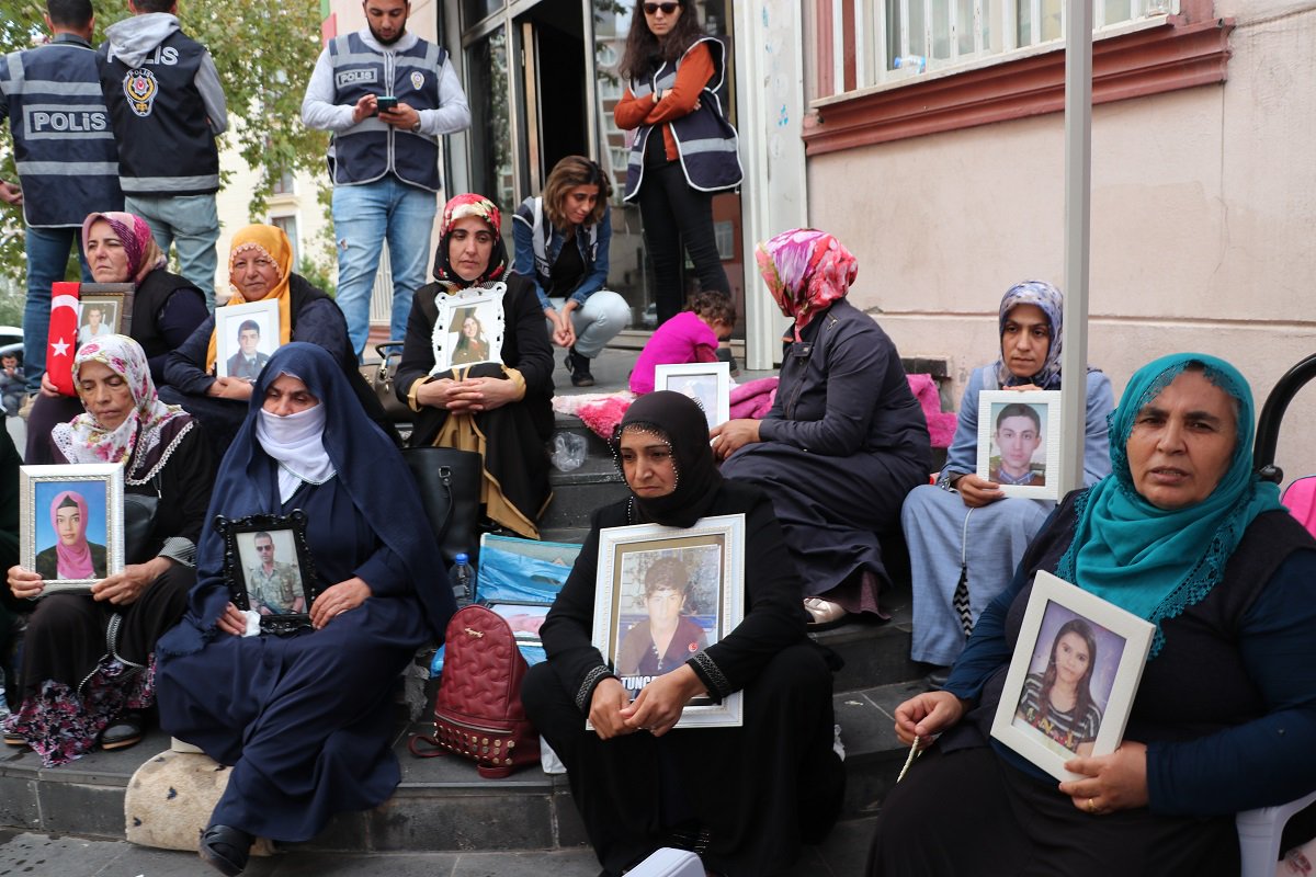 Hem evlatları kaçırıldı, hem darp edildiler! HDP'liler Diyarbakır annelerine saldırdı!