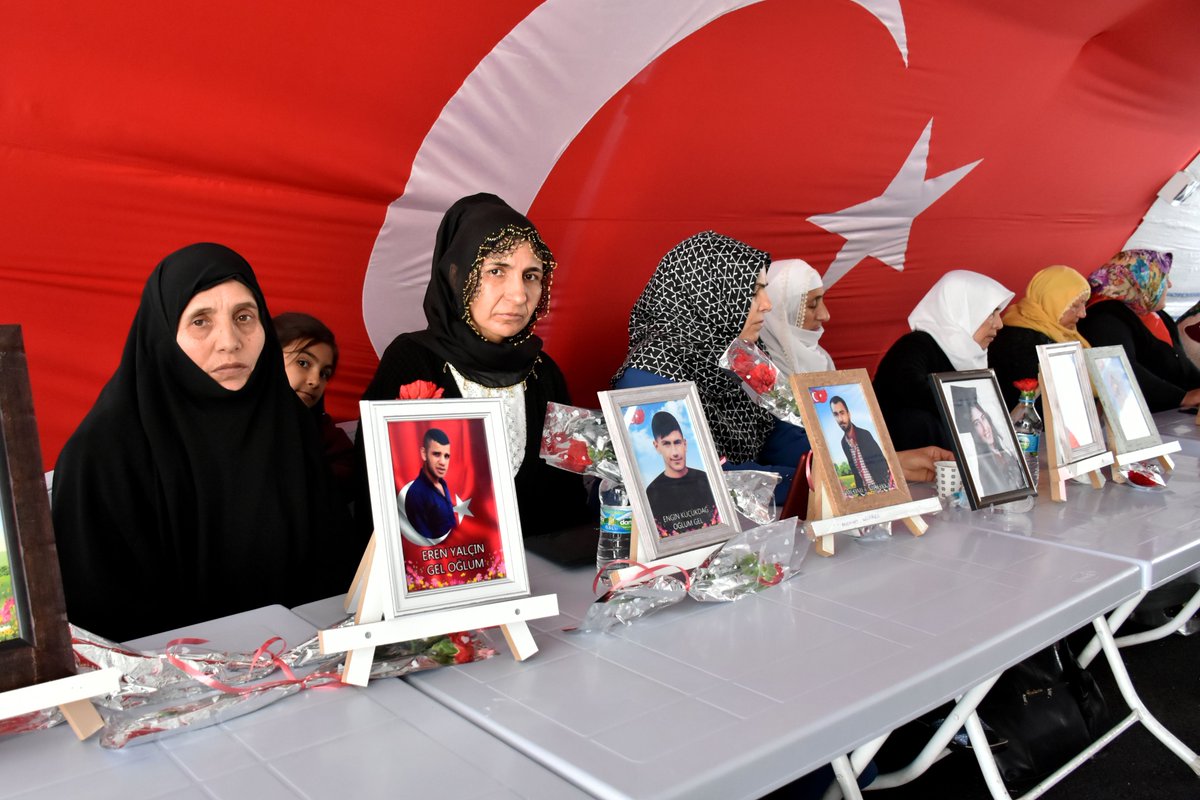 Hem evlatları kaçırıldı, hem darp edildiler! HDP'liler Diyarbakır annelerine saldırdı!
