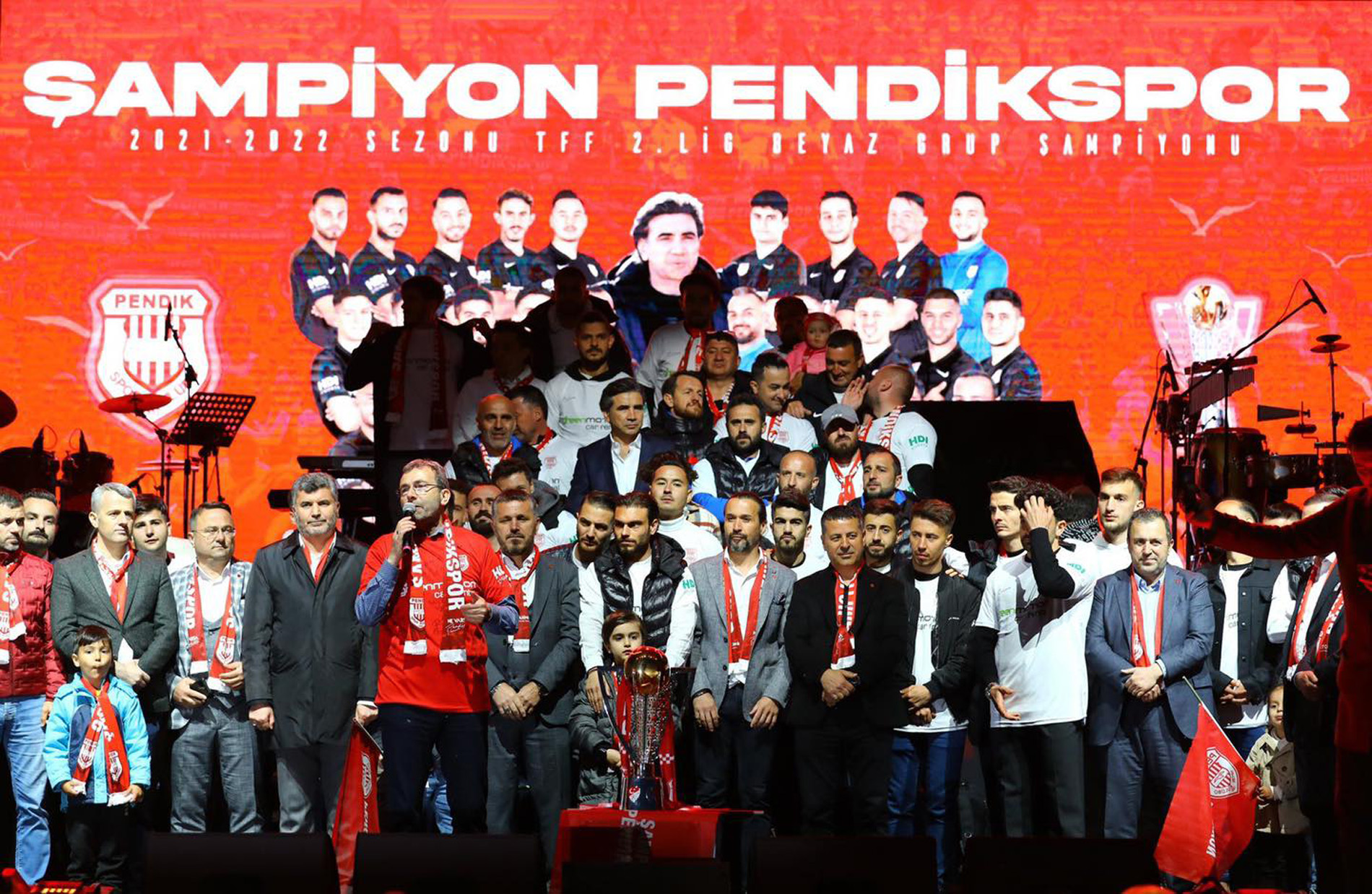 Pendikspor şampiyonluğu coşkuyla kutladı! Belediye Başkanı Ahmet Cin taraftarların sevincine ortak oldu! Mutlu ve gururluyuz