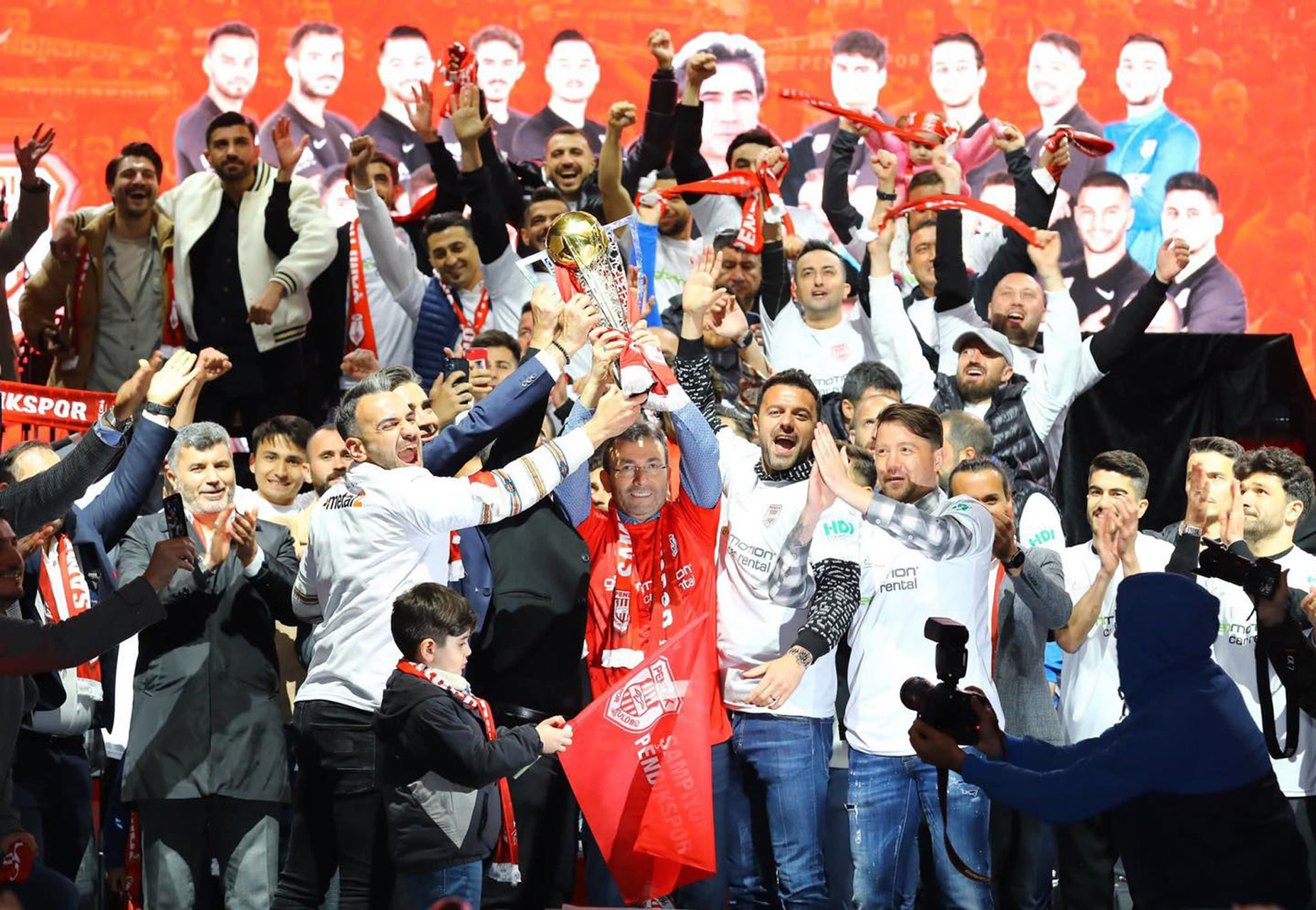 Pendikspor şampiyonluğu coşkuyla kutladı! Belediye Başkanı Ahmet Cin taraftarların sevincine ortak oldu! Mutlu ve gururluyuz