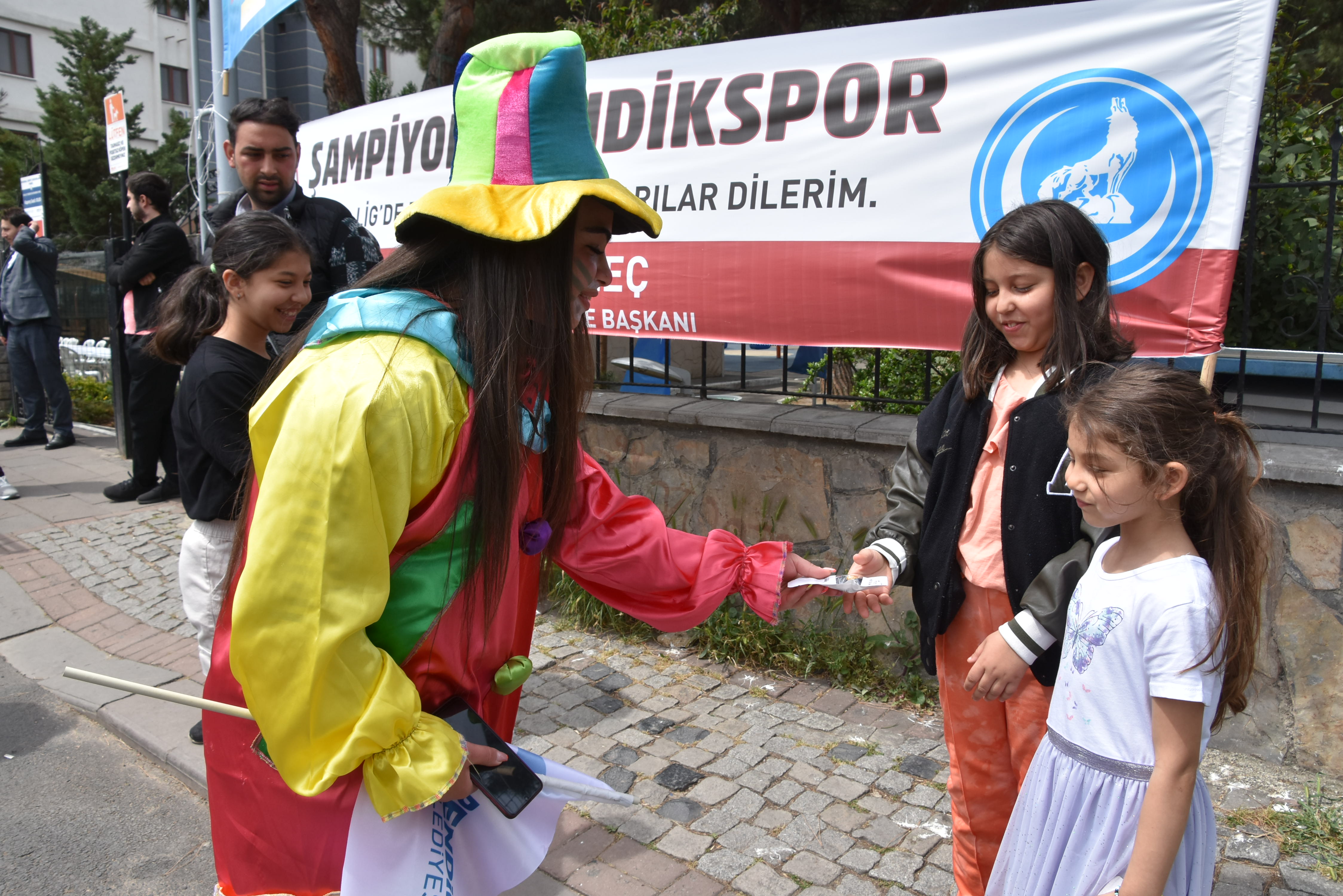 Pendik Belediyesi Vosvos’lar ve maskotlar eşliğinde bayram şekeri dağıttı