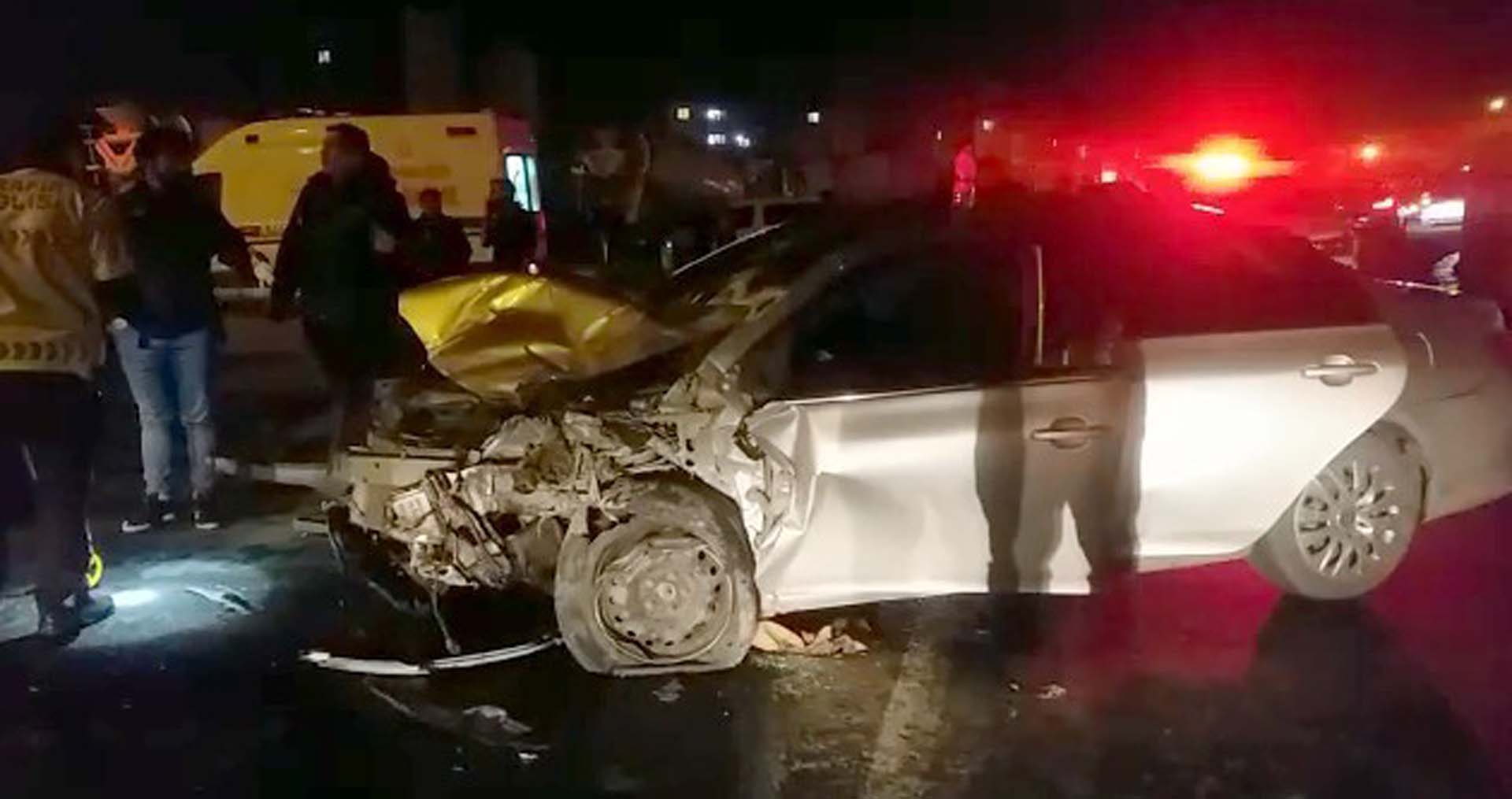 Hakkari'de korkunç kaza! Minibüs ile otomobil çarpıştı: Polis memuru Abdulkadir Kılıç ve Kemal Aslan hayatını kaybetti, 5 yaralı 