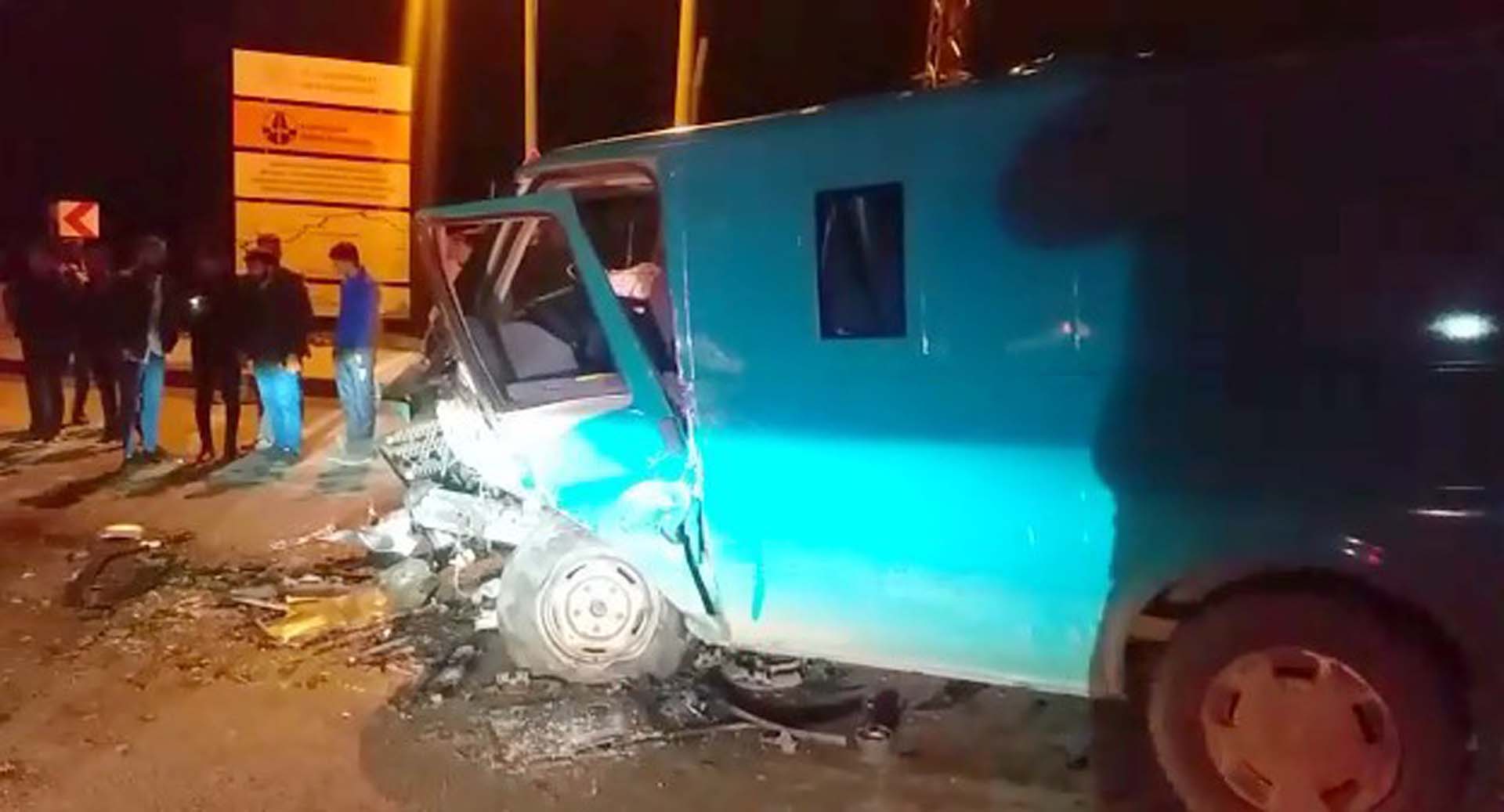 Hakkari'de korkunç kaza! Minibüs ile otomobil çarpıştı: Polis memuru Abdulkadir Kılıç ve Kemal Aslan hayatını kaybetti, 5 yaralı 