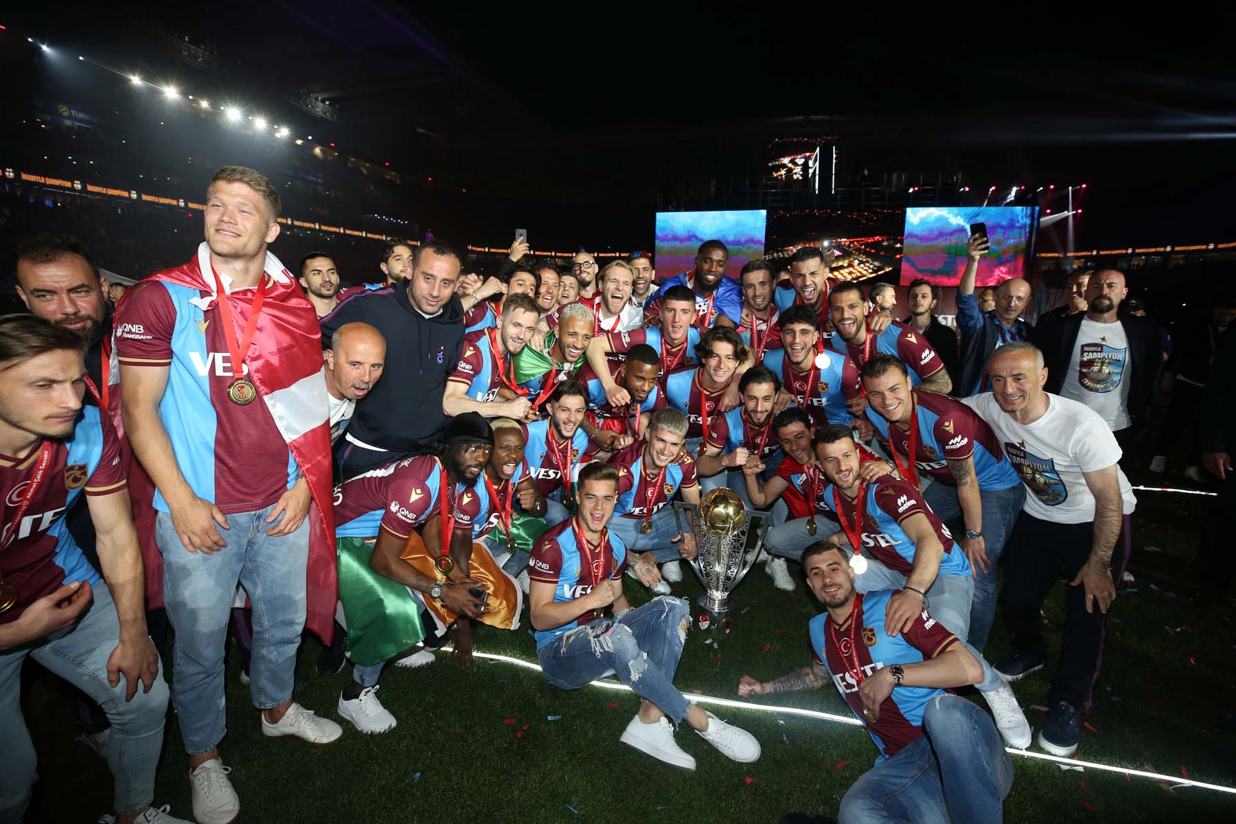 Trabzonspor, şampiyonluk kupasını kaldırdı! Enfes kutlamadan yepyeni kareler!