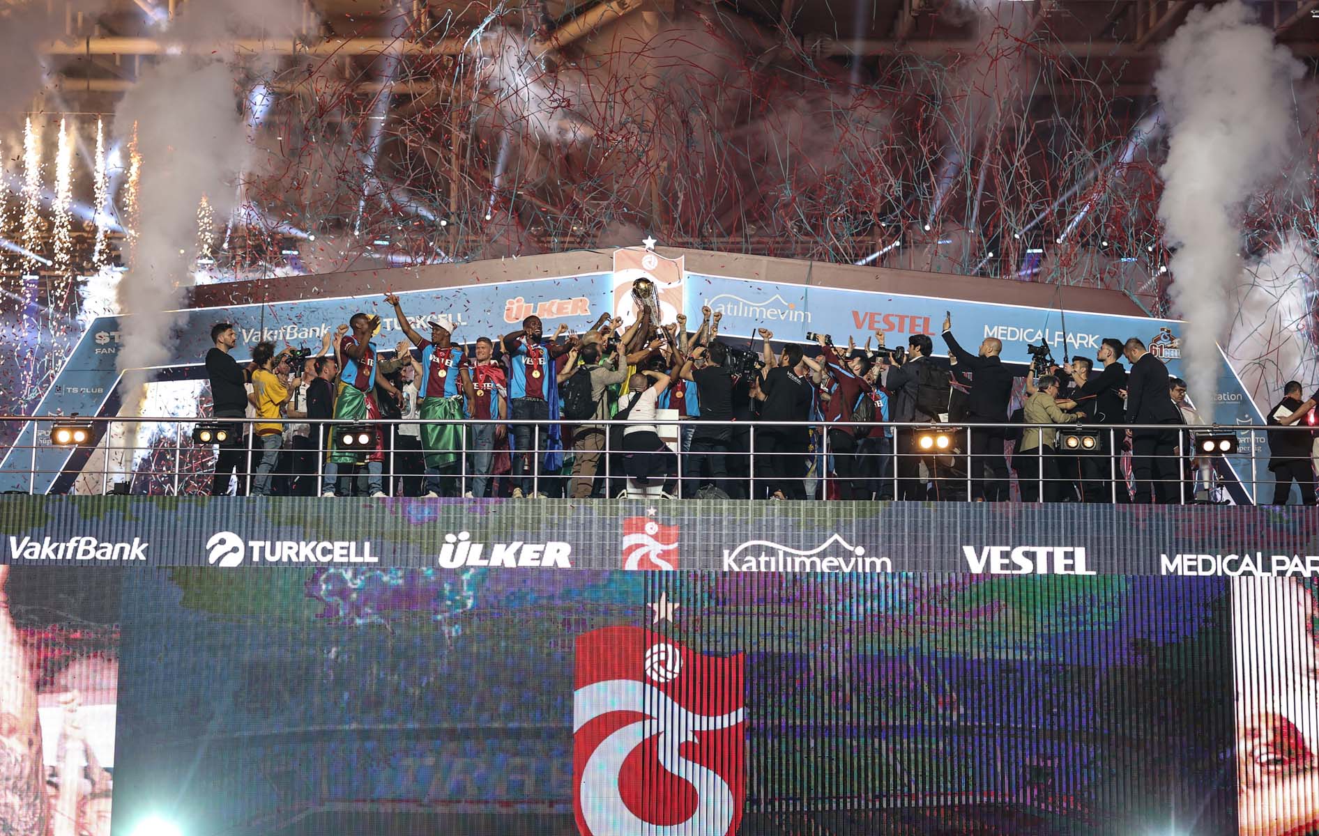Trabzonspor, şampiyonluk kupasını kaldırdı! Enfes kutlamadan yepyeni kareler!
