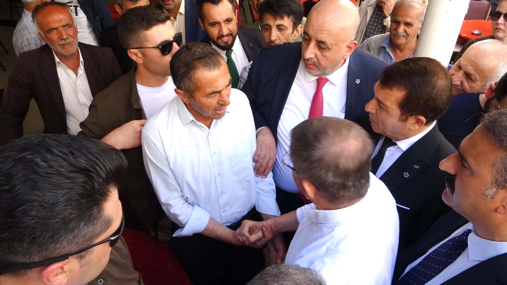 Adıyaman'da vatandaşlarla buluşan Ahmet Davutoğlu tepkiyle karşılandı! Altılı masadan ayrıl çıkışına olay yanıt verdi: Bakarız ona